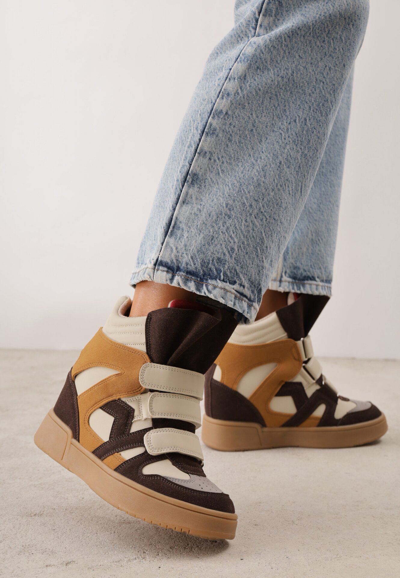 Sneakers retro izolați pe talpă compensată ascunsă cu barete cu scai Penetia Bej
