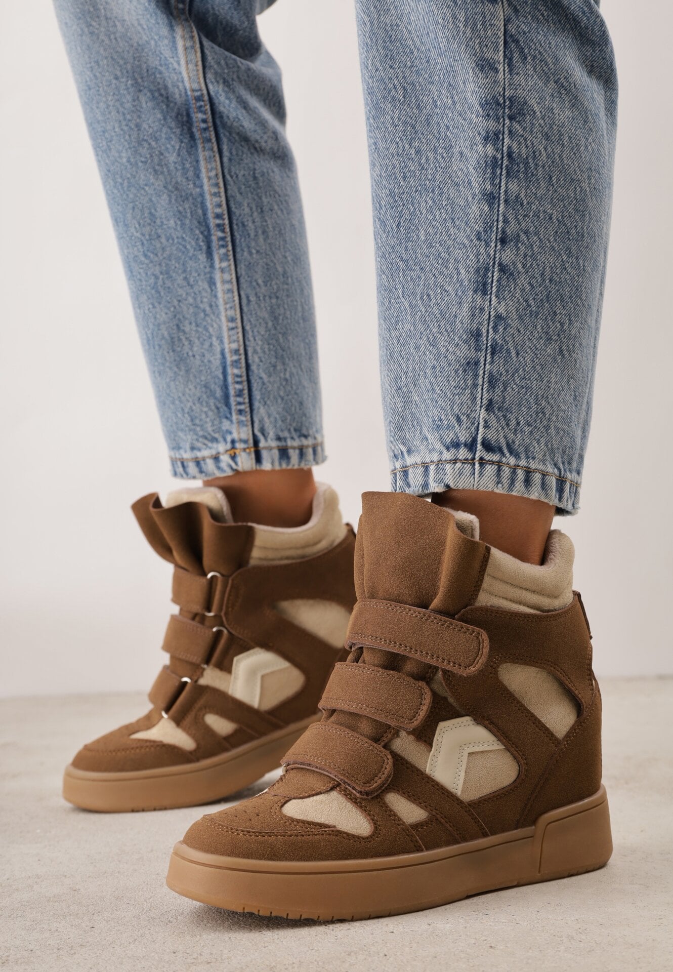 Sneakers izolați pe platformă din imitație de piele întoarsă, închiși cu scai Toiavon Maro