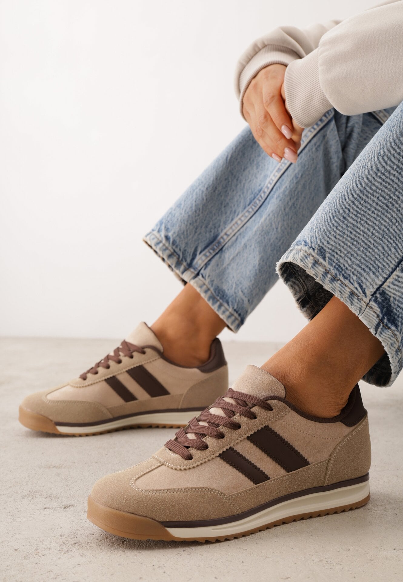 Sneakers retro cu cusături decorative și inserții cu textură de piele întoarsă Isanna Bej închis