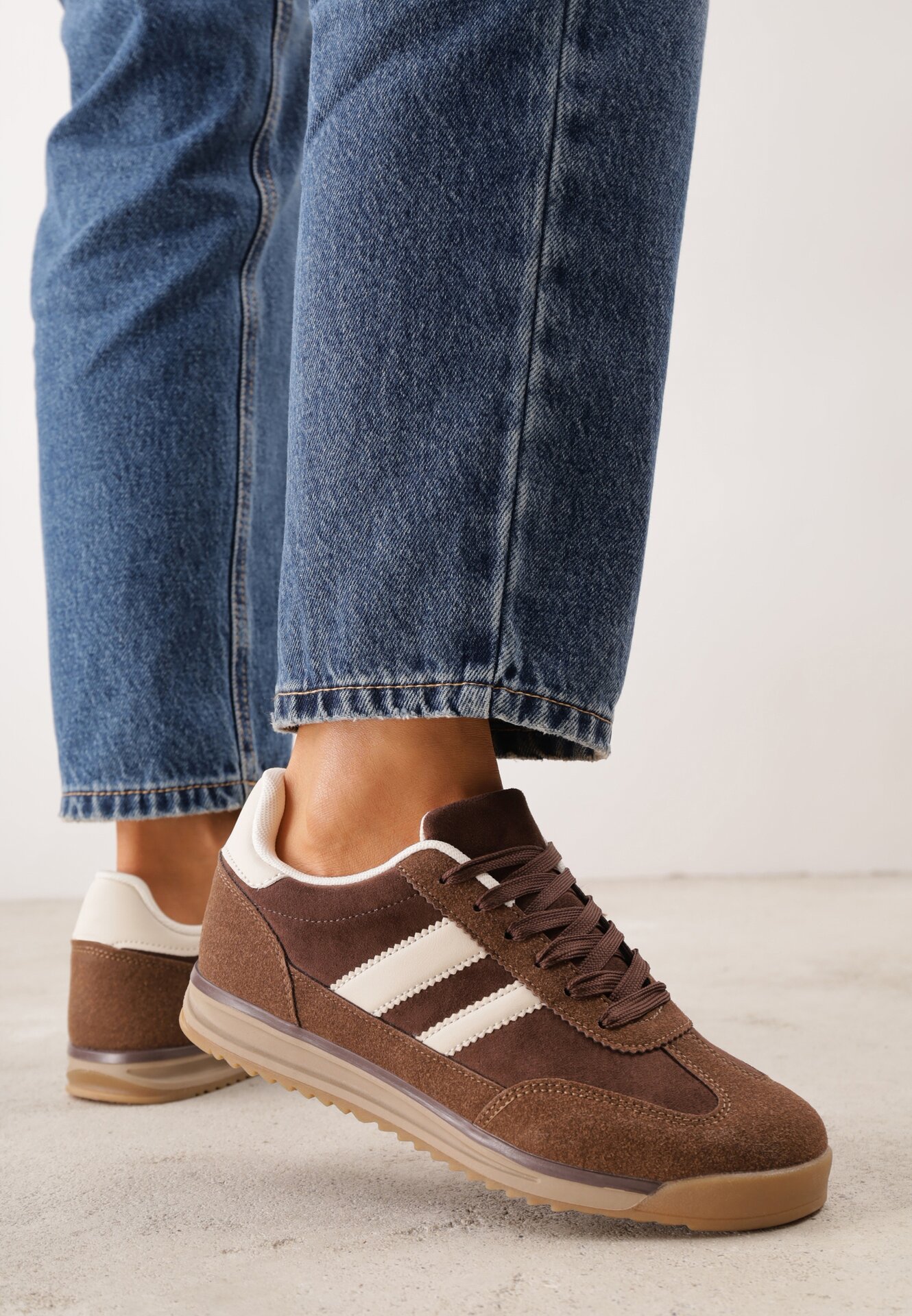 Sneakers retro cu cusături decorative și inserții cu textură de piele întoarsă Isanna Maro