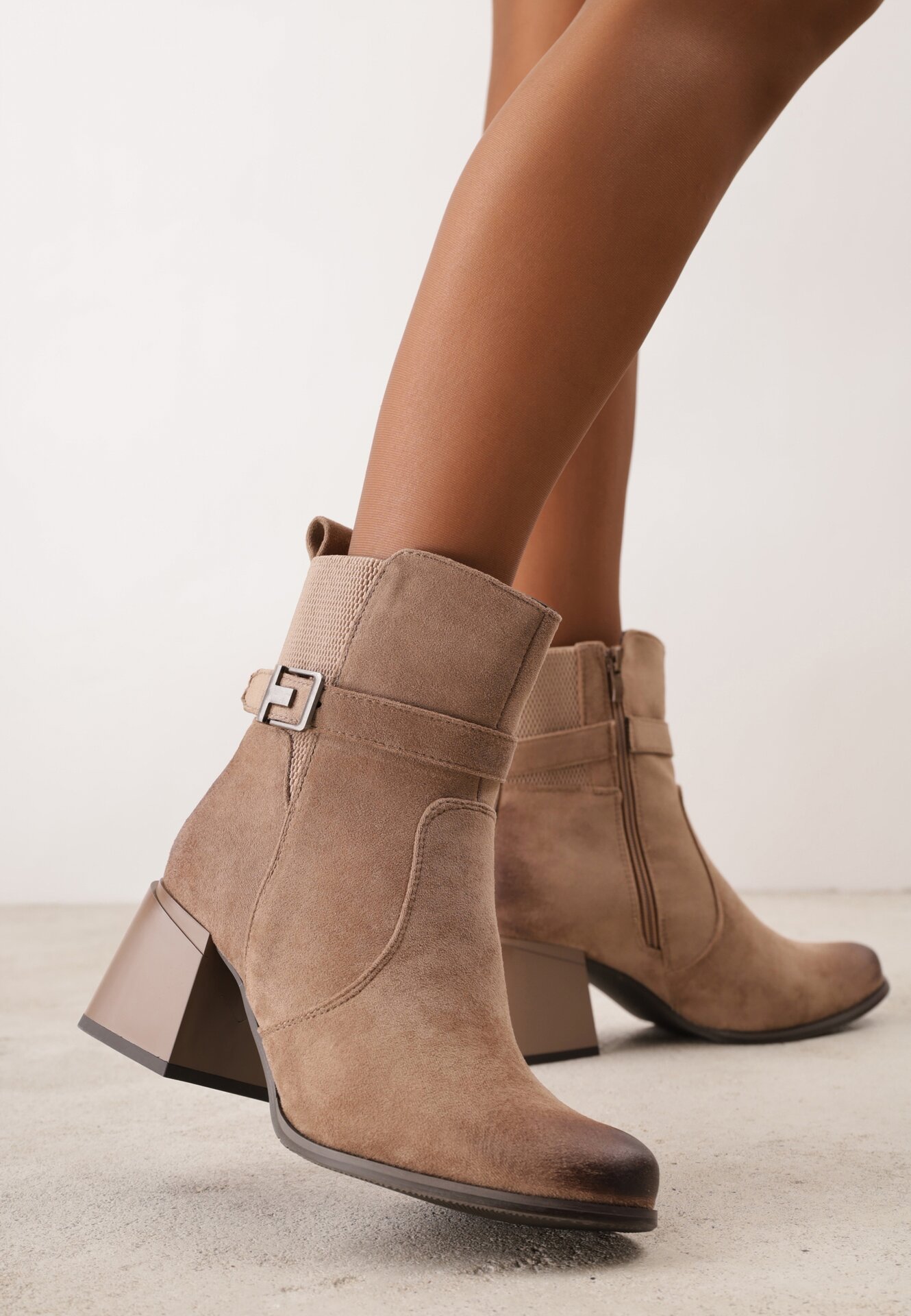 Botine elegante cu toc gros, inserții elastice și curea cu cataramă Hyanie Bej