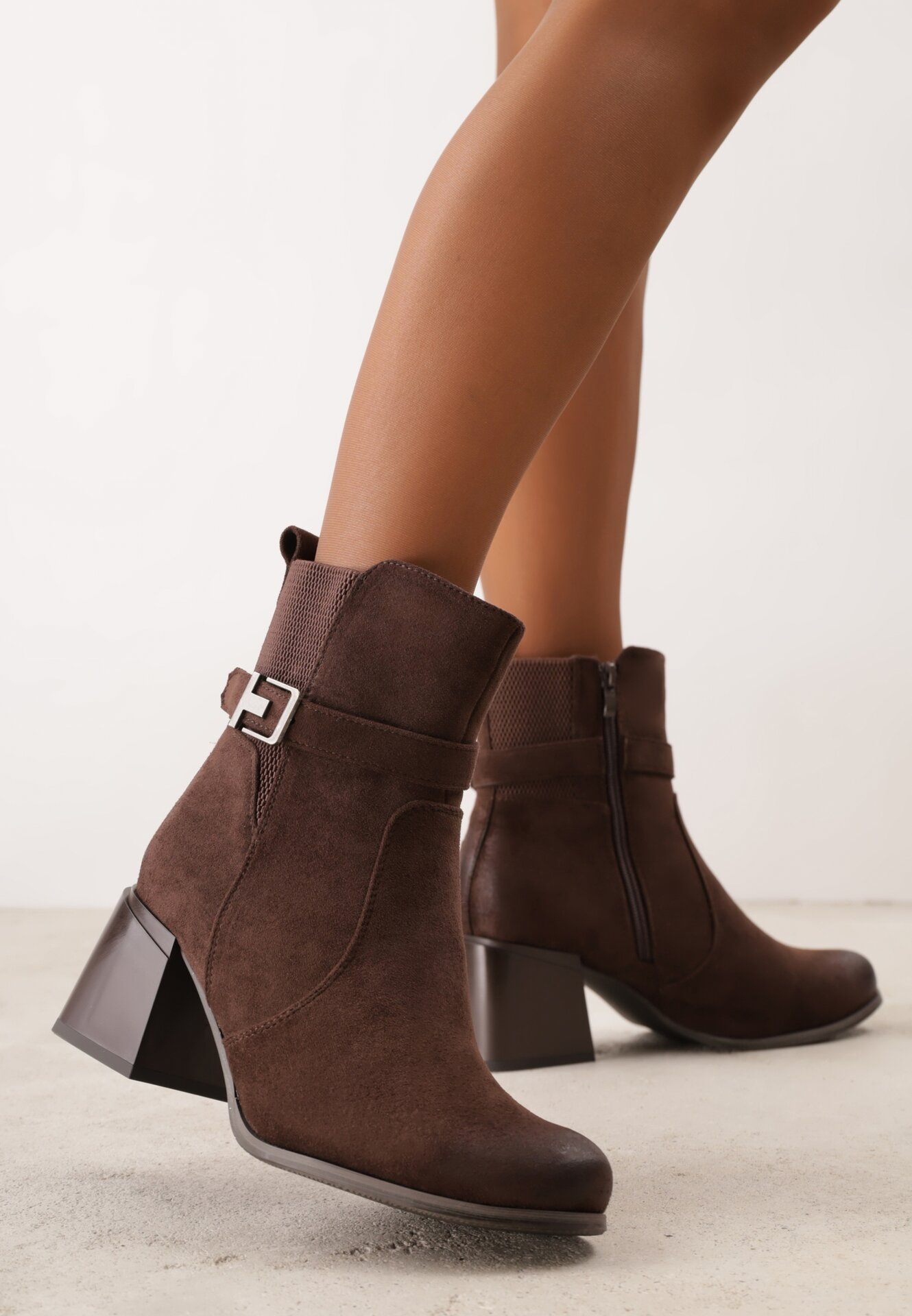 Botine elegante cu toc gros, inserții elastice și curea cu cataramă Hyanie Maro închis