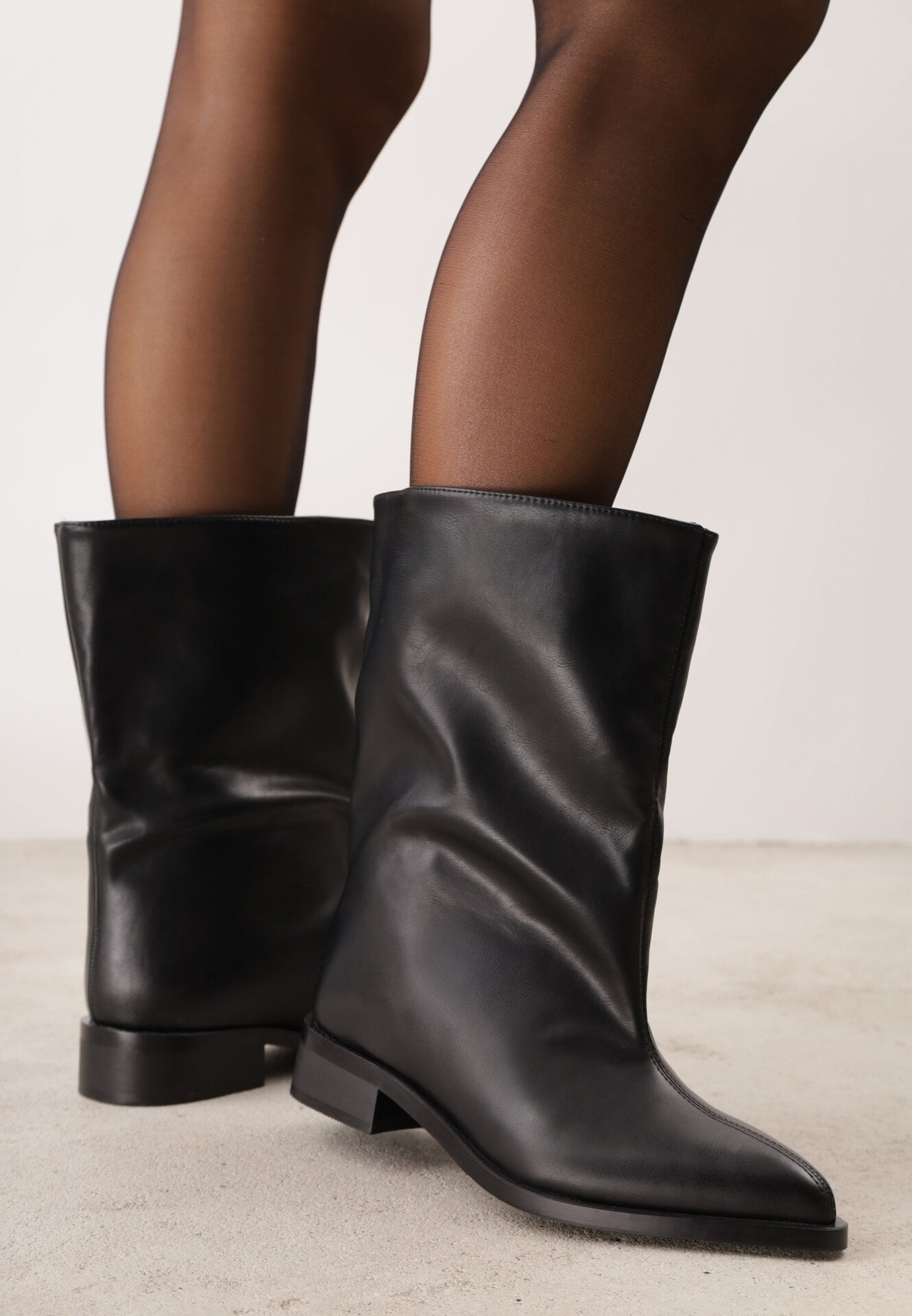 Botine Angelin cu gambă largă și vârf ascuțit Negre