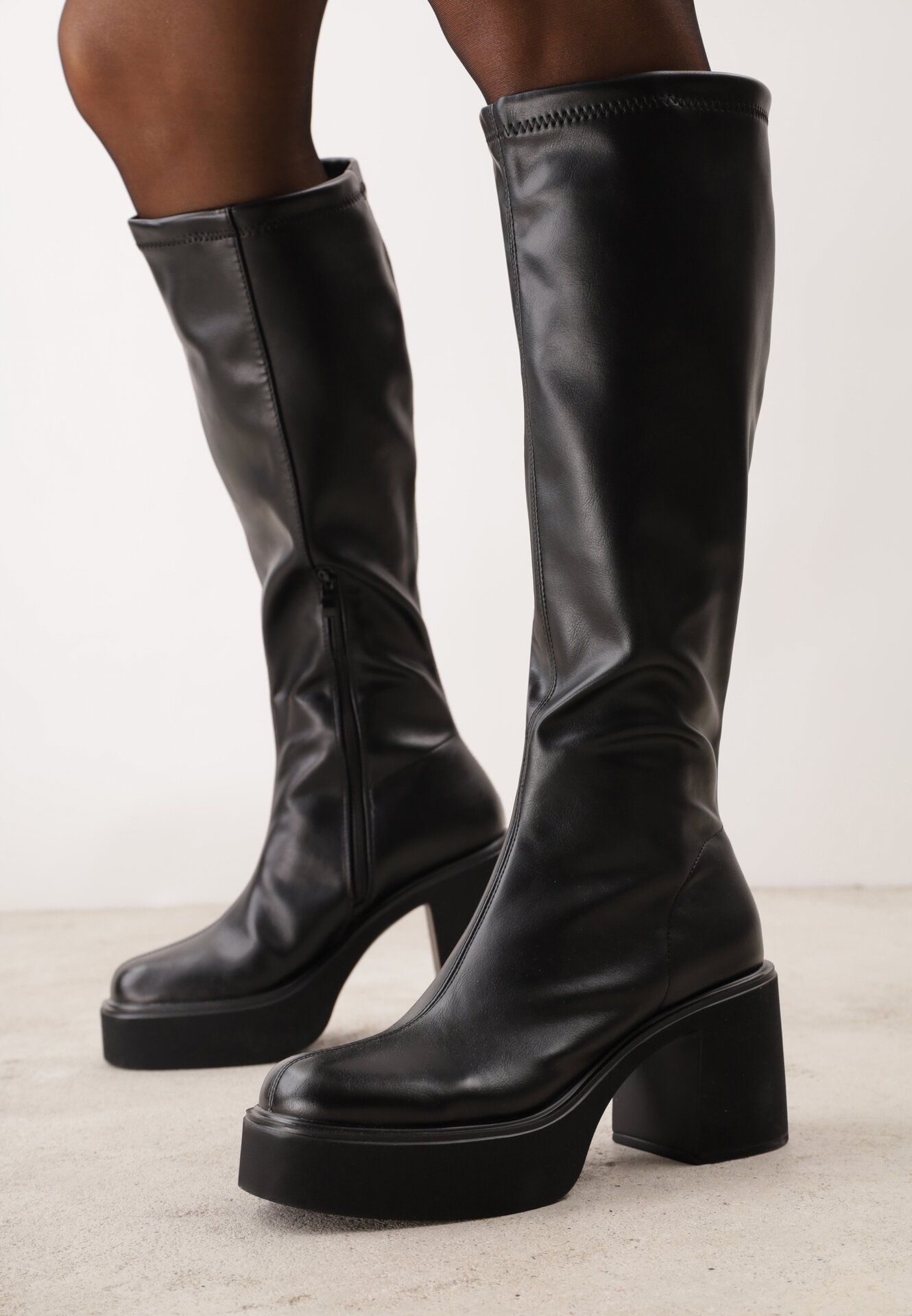 Cizme pe platformă și toc cu gambă mulată în stil grunge Setin Negre