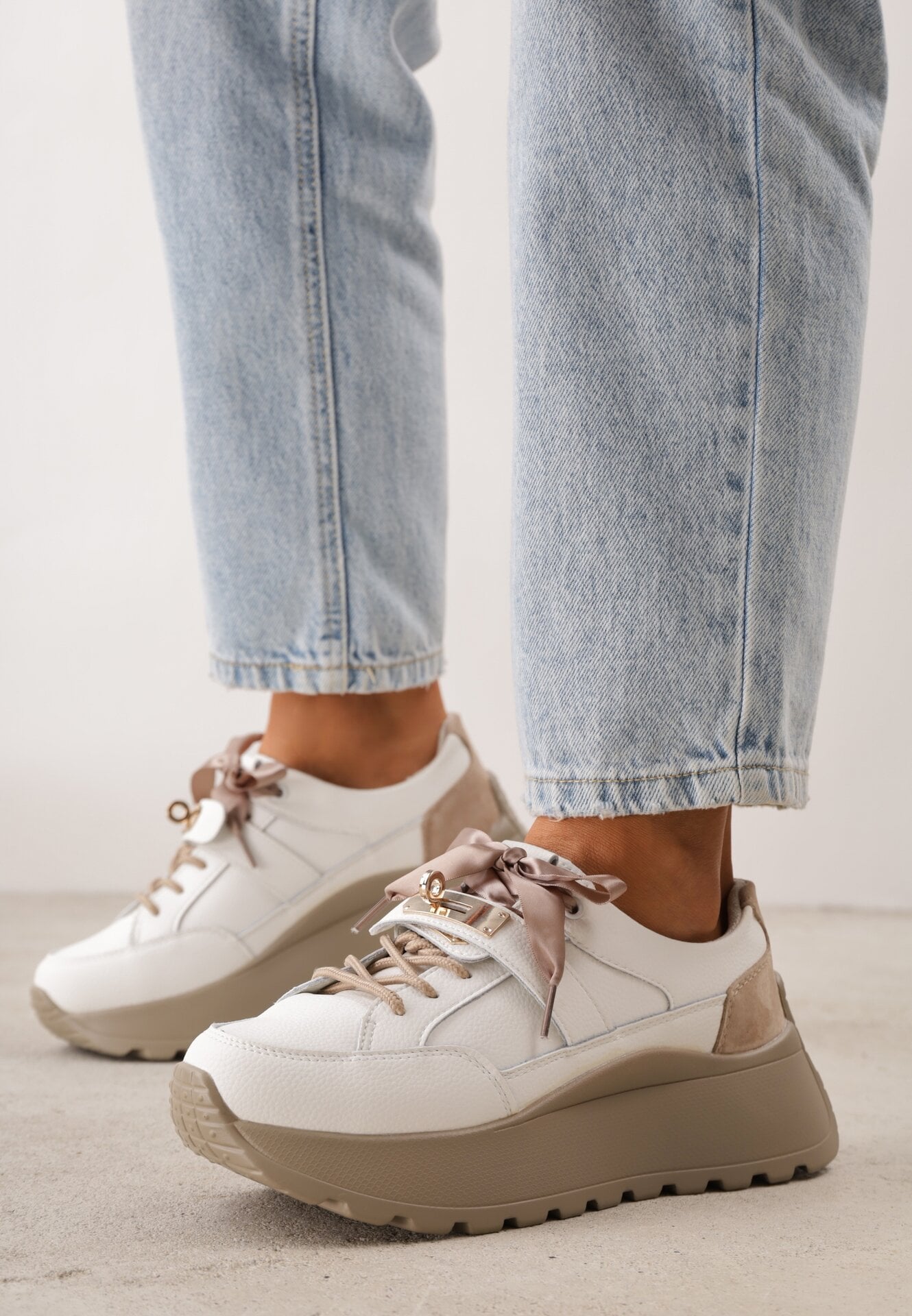 Sneakers din piele pe platformă, decorate cu fundiță și detaliu metalic Denyla Albi
