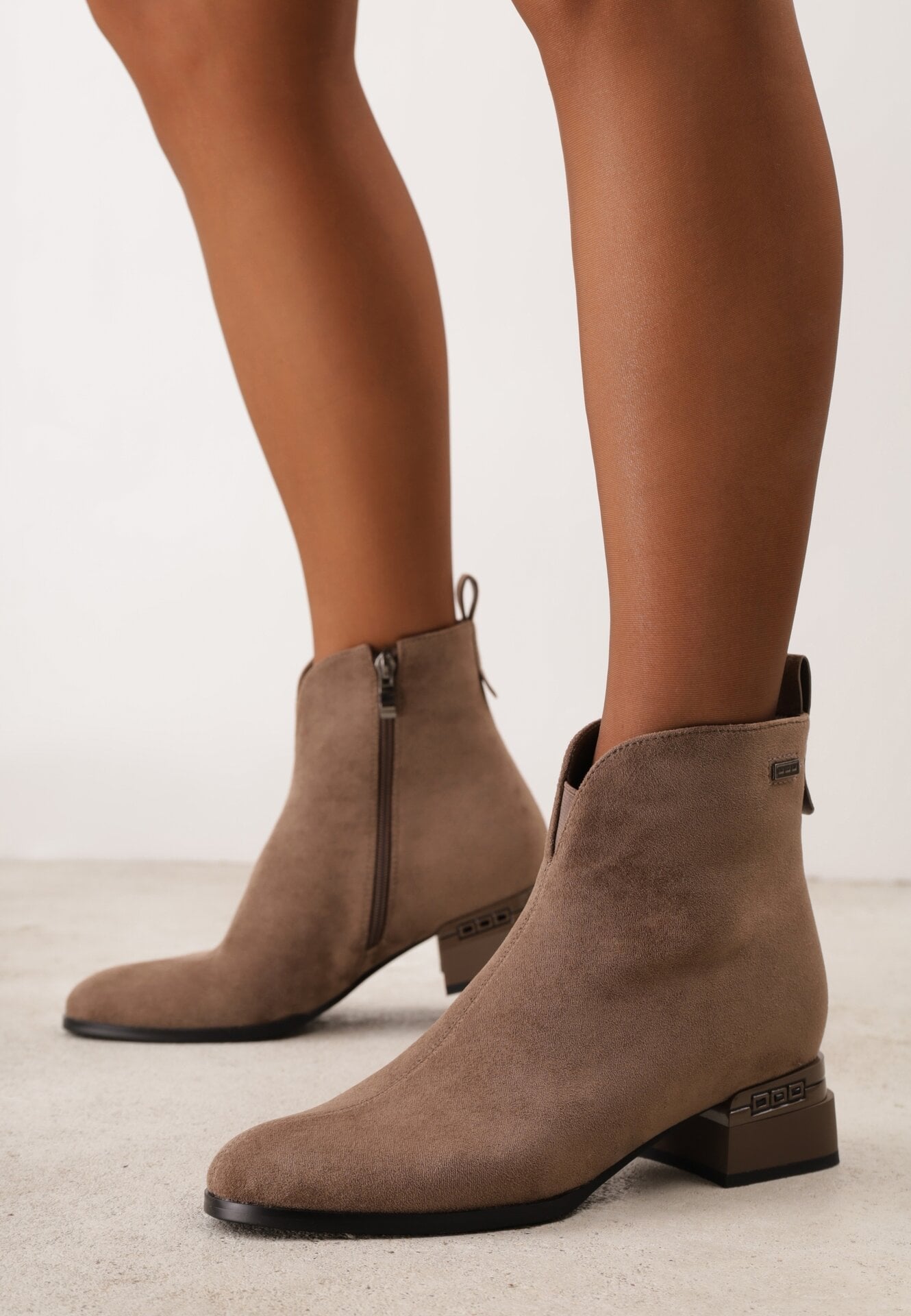 Botine Casual din imitație de piele întoarsă, decorate cu inserții metalice Minevra Bej închis