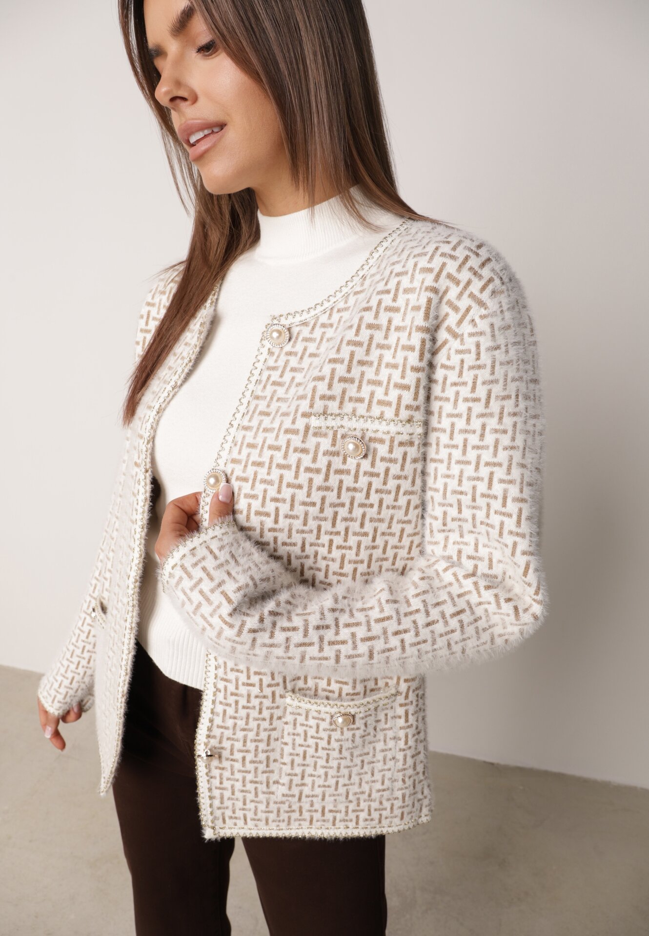 Cardigan cu adaos de lână, cu model geometric, cu nasturi decorativi din imitație de perle Kasandra Bej deschis