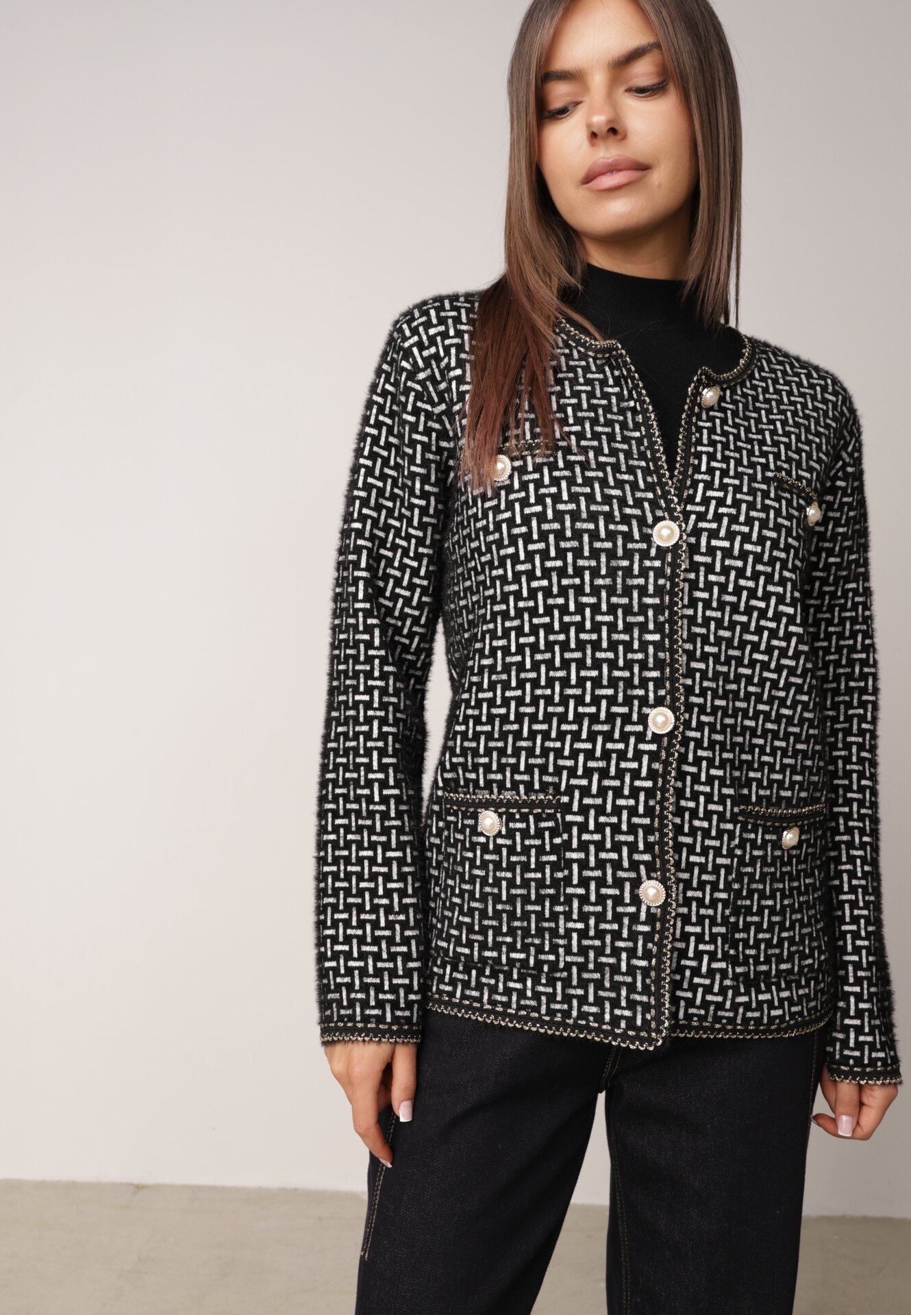 Cardigan cu adaos de lână, cu model geometric, cu nasturi decorativi din imitație de perle Kasandra Negru