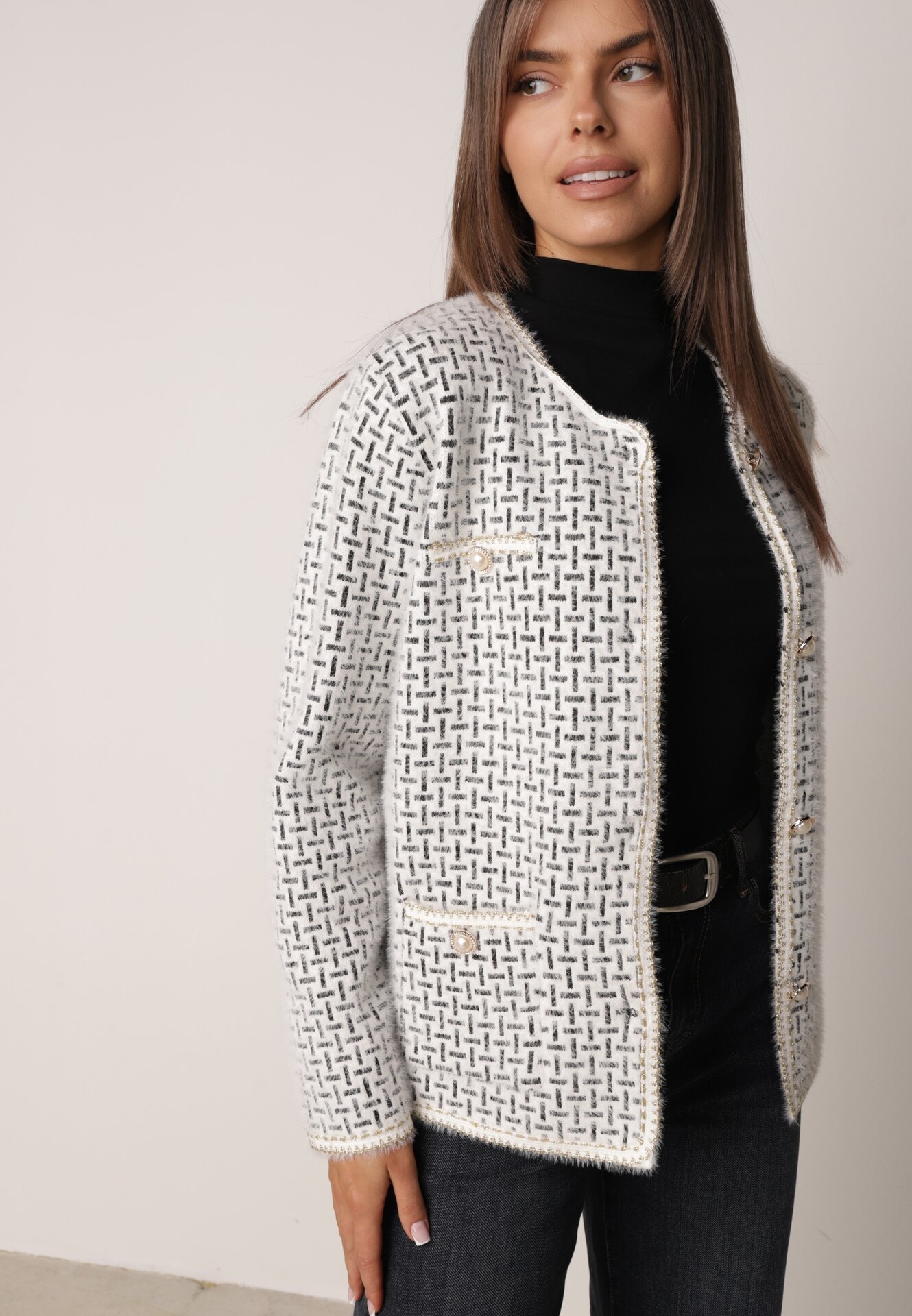 Cardigan cu adaos de lână, cu model geometric, cu nasturi decorativi din imitație de perle Kasandra Alb