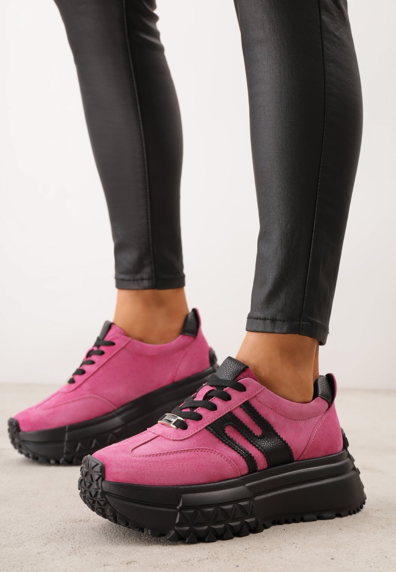 Sneakers din piele întoarsă pe talpă groasă embosată cu talpă interioară din piele naturală Inesia Fucsia
