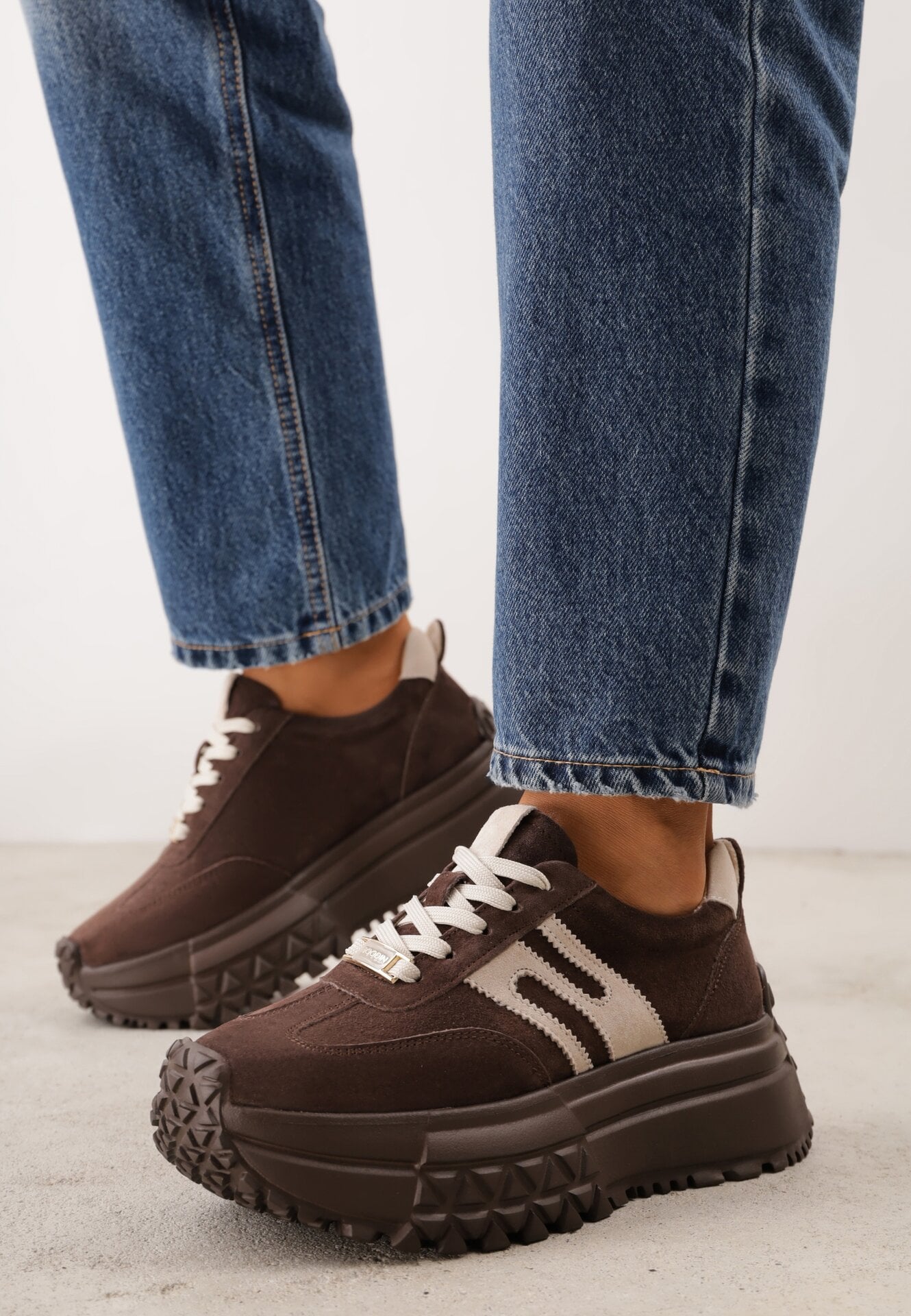 Sneakers din piele întoarsă pe talpă groasă embosată cu talpă interioară din piele naturală Inesia Maro
