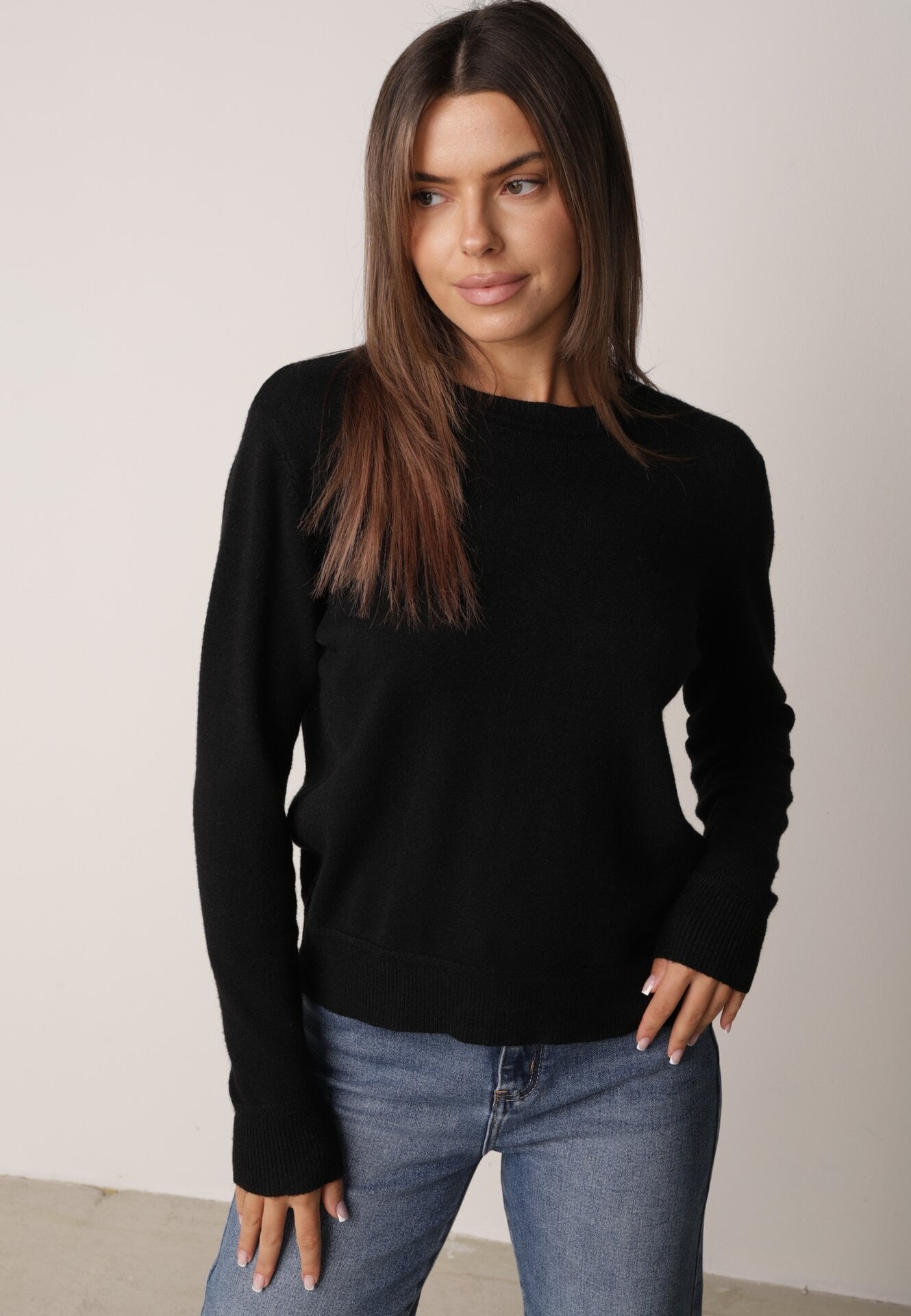 Pulover clasic cu croială dreaptă și decolteu rotund Milor Negru