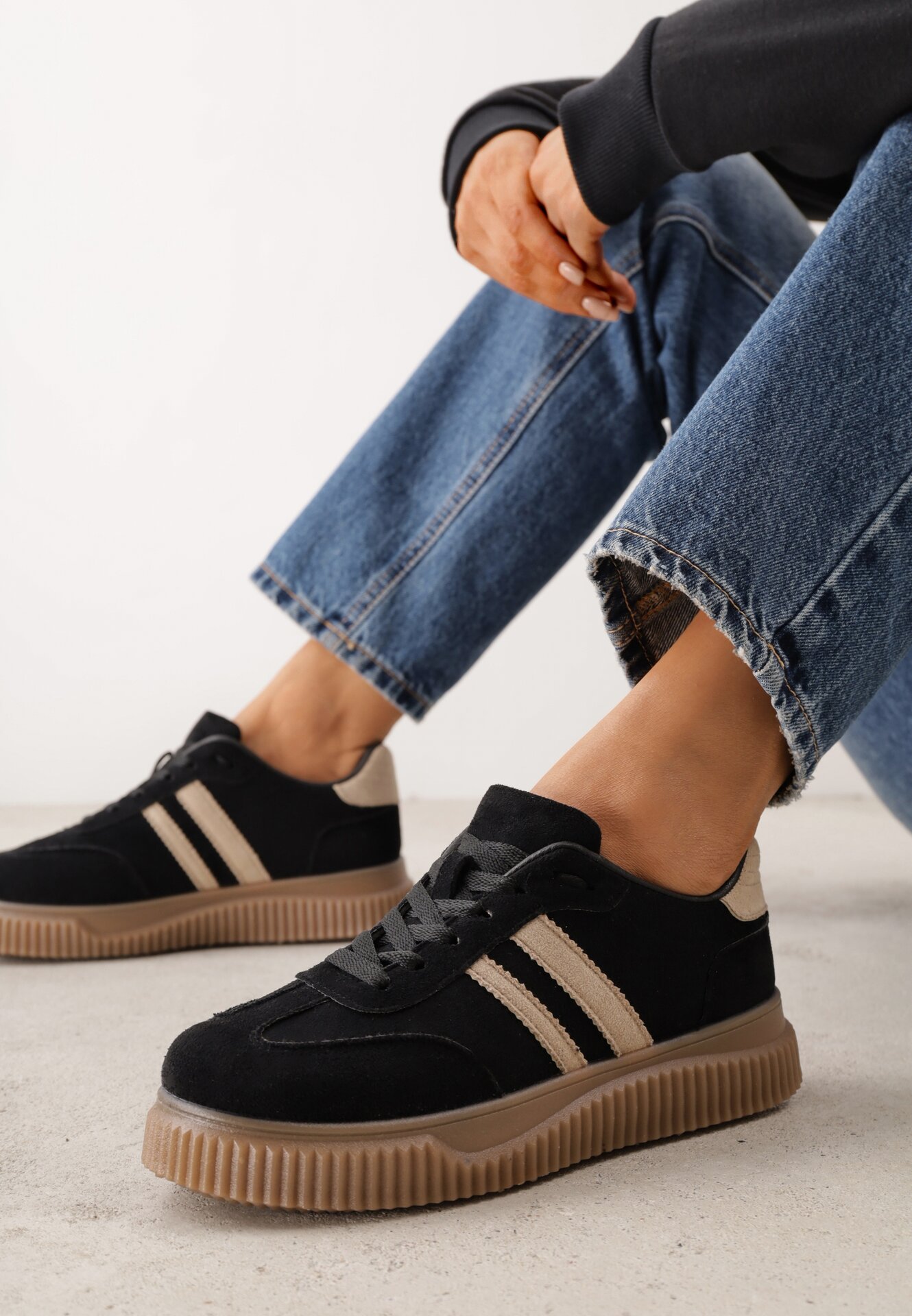 Sneakers pe talpă groasă, tip tenis, cu embosare și dungi Kakitte Negri