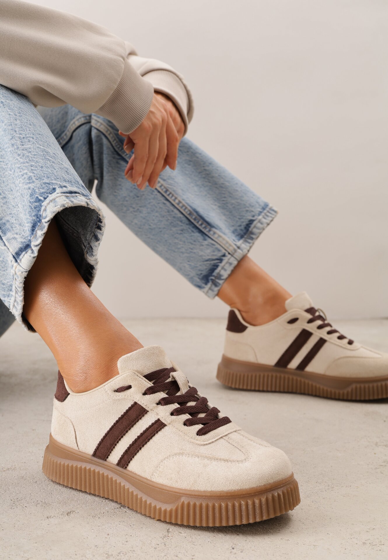 Sneakers pe talpă groasă, tip tenis, cu embosare și dungi Kakitte Bej