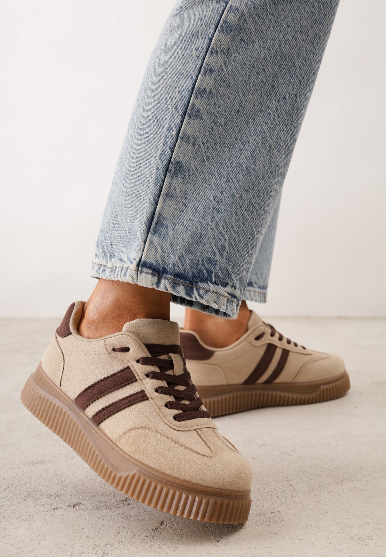 Sneakers pe talpă groasă, tip tenis, cu embosare și dungi Kakitte Bej închis
