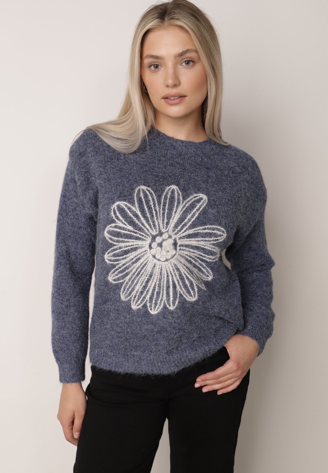 Pulover din bumbac și lână, decorat cu broderie florală în față Deta Bleumarin