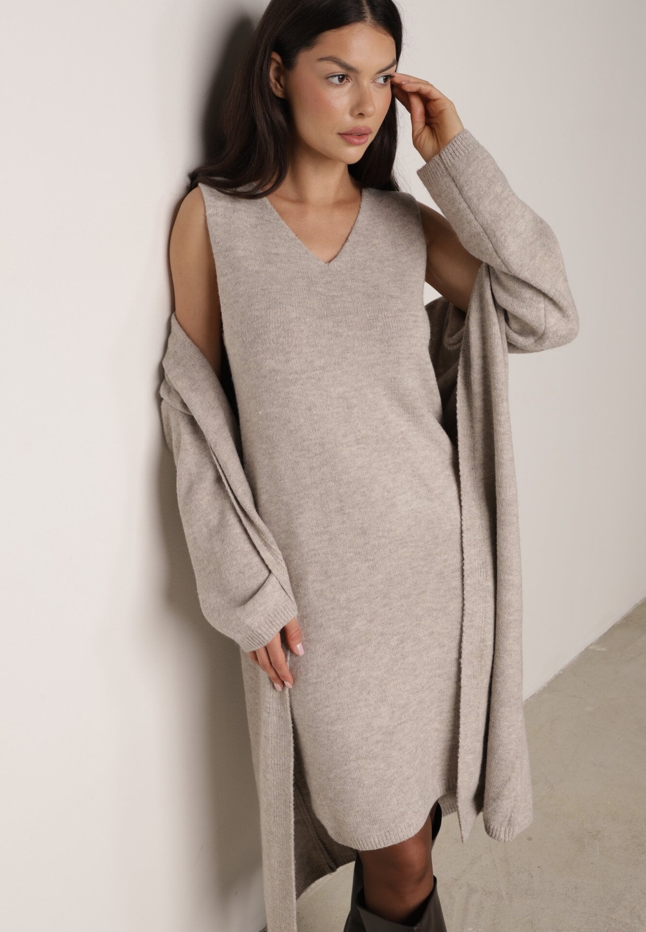 Set din tricot cu bumbac și lână: cardigan și rochie dreaptă cu decolteu în V Ubroa Bej Bej deschis