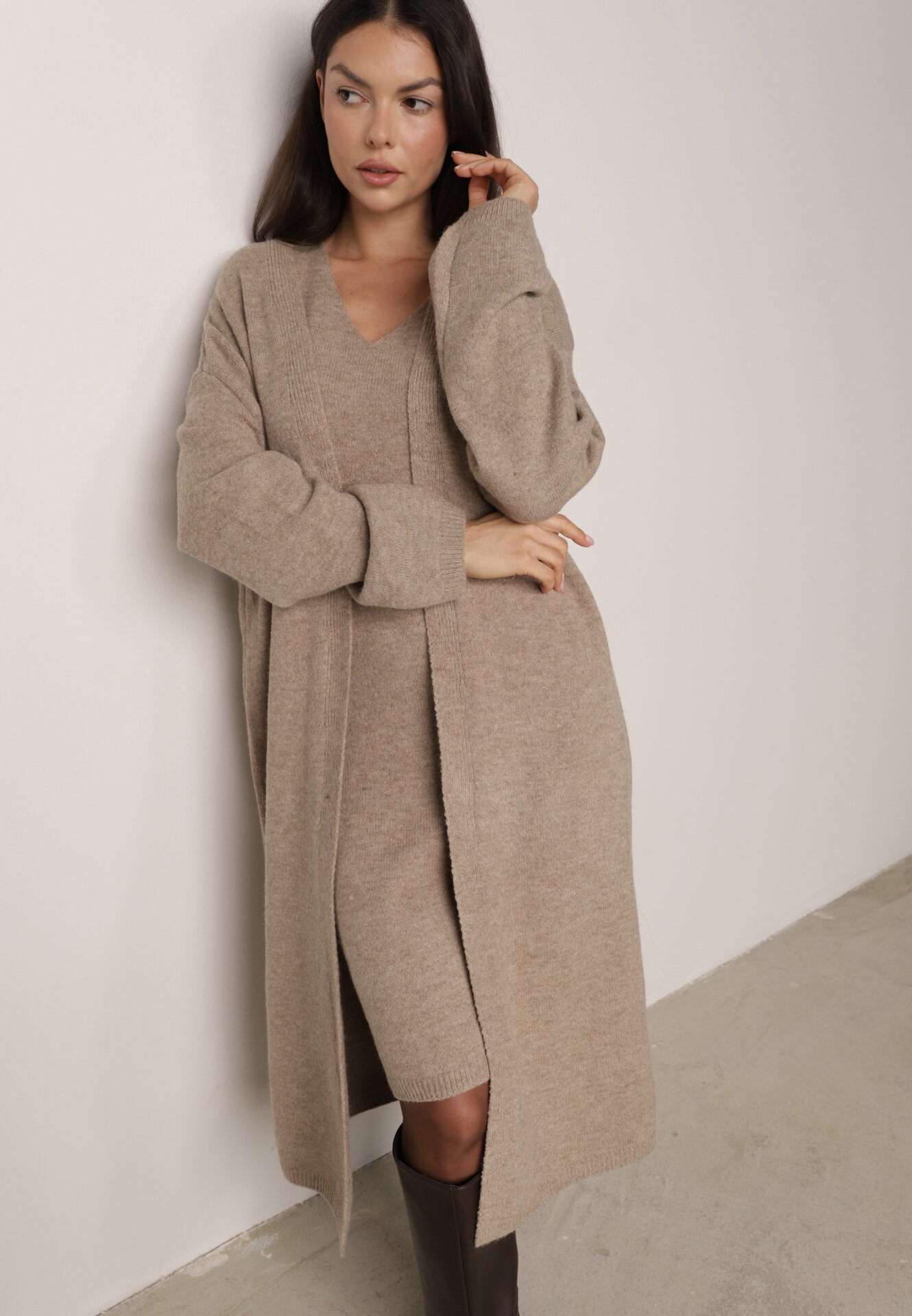 Set din tricot cu bumbac și lână: cardigan și rochie dreaptă cu decolteu în V Ubroa Bej Bej