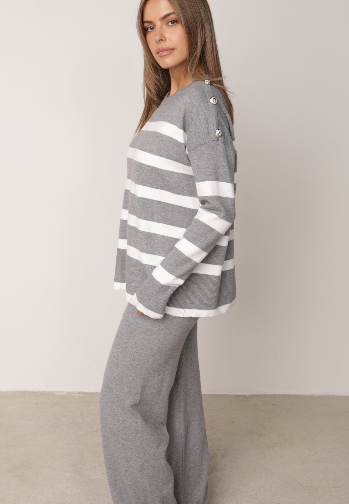 Set tricot cu bumbac, pulover în dungi cu nasturi decorativi și pantaloni Tiuves Gri