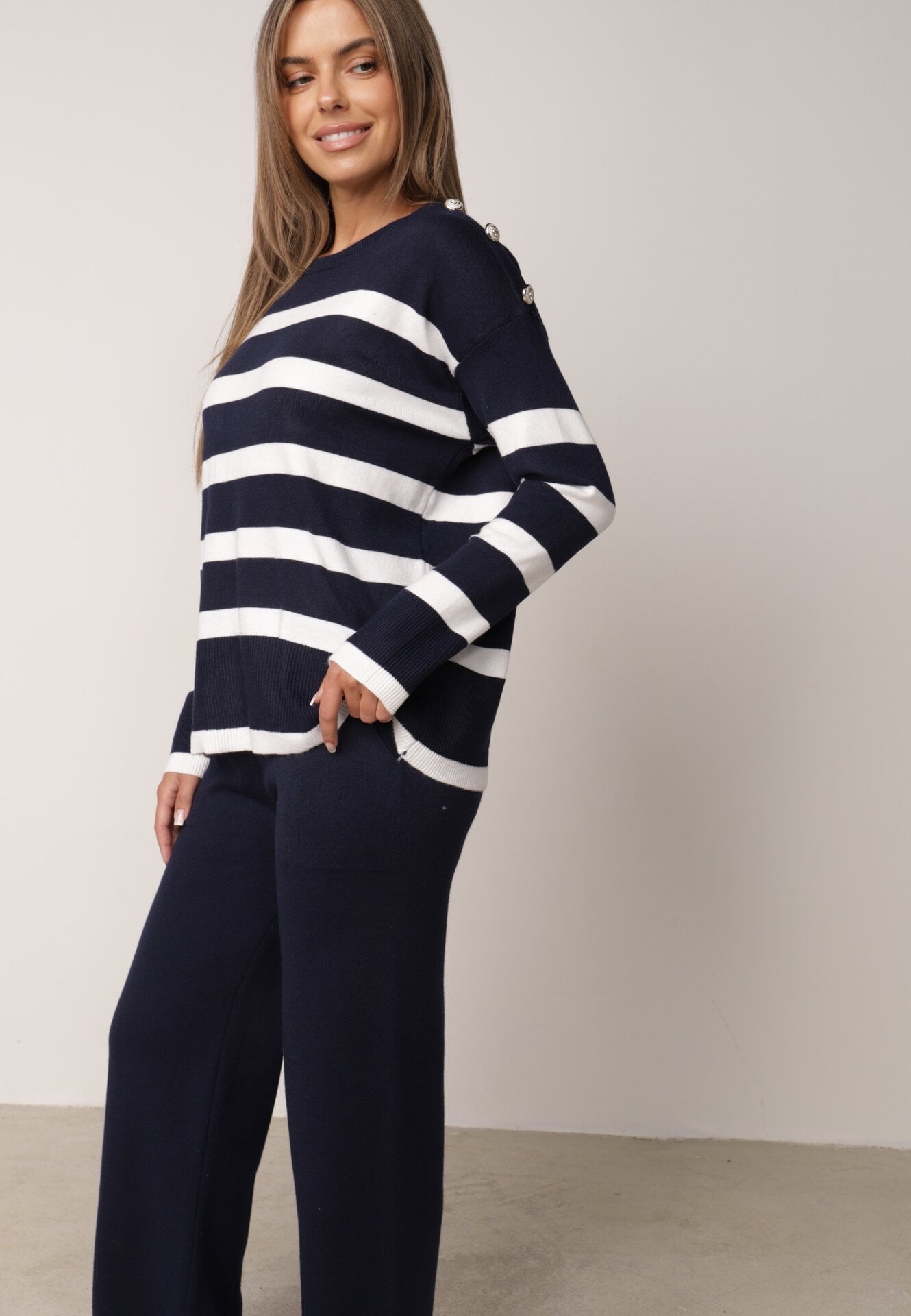 Set tricot cu bumbac, pulover în dungi cu nasturi decorativi și pantaloni Tiuves Bleumarin