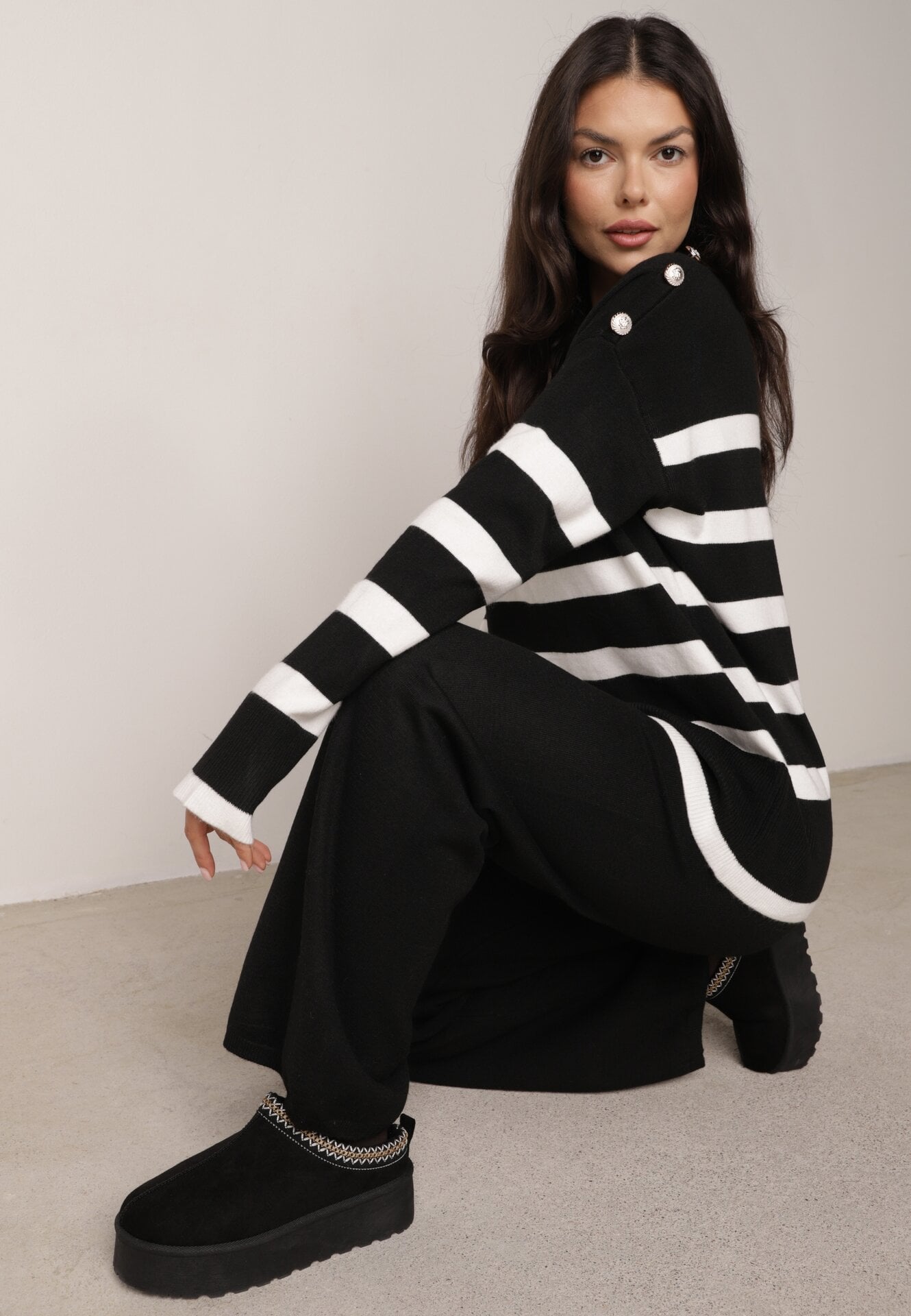 Set tricot cu bumbac, pulover în dungi cu nasturi decorativi și pantaloni Tiuves Negru