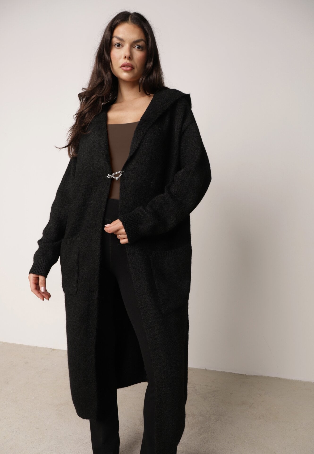 Cardigan lung fără închidere cu lână, cu glugă și broșă decorativă Saromia Negru
