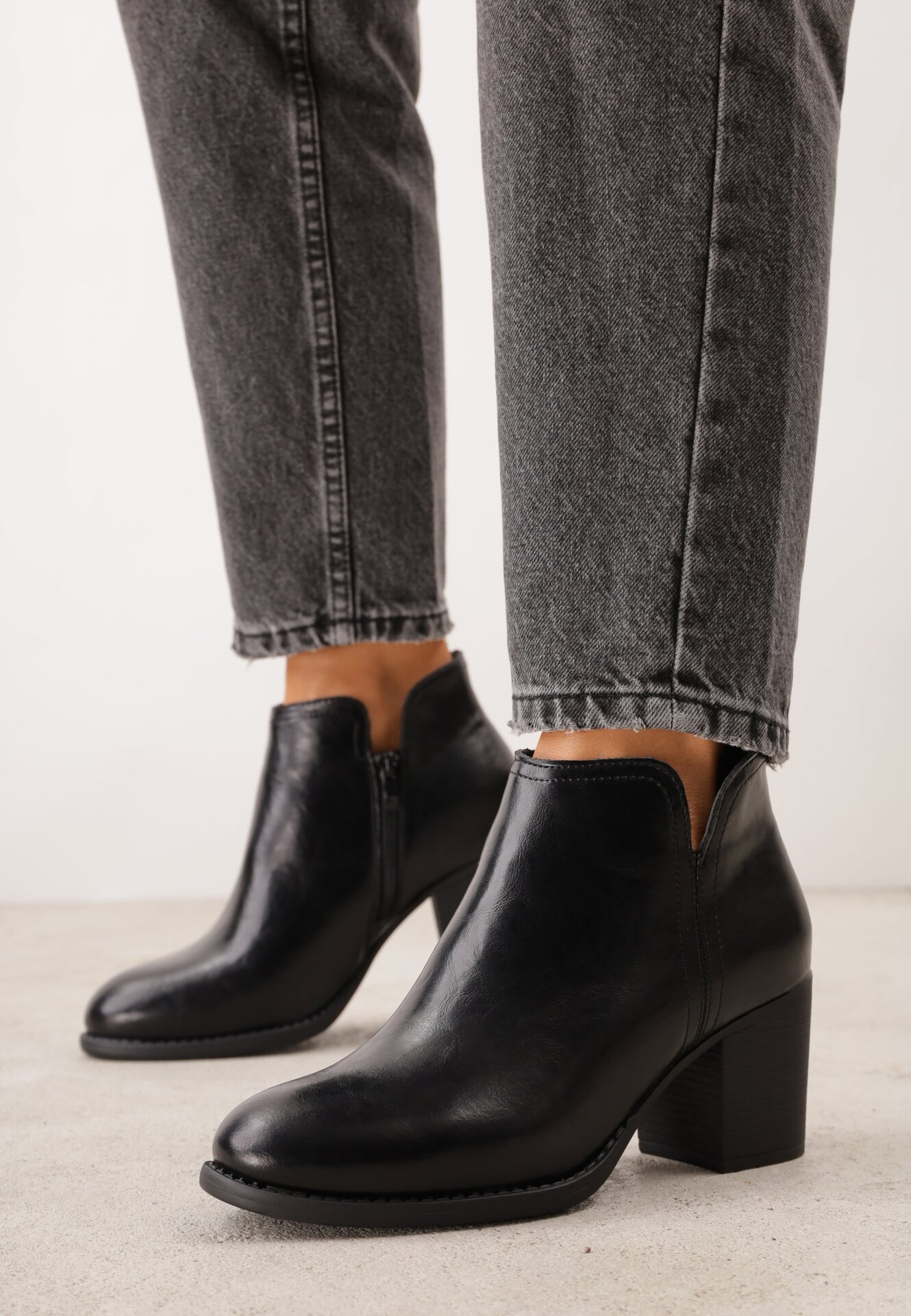Botine cu toc gros din piele naturală, cu decupaj decorativ Elavita Negre