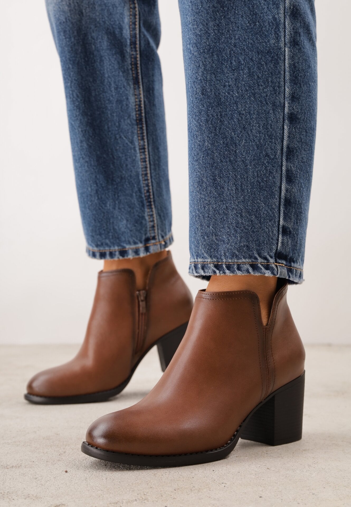 Botine cu toc gros din piele naturală, cu decupaj decorativ Elavita Maro