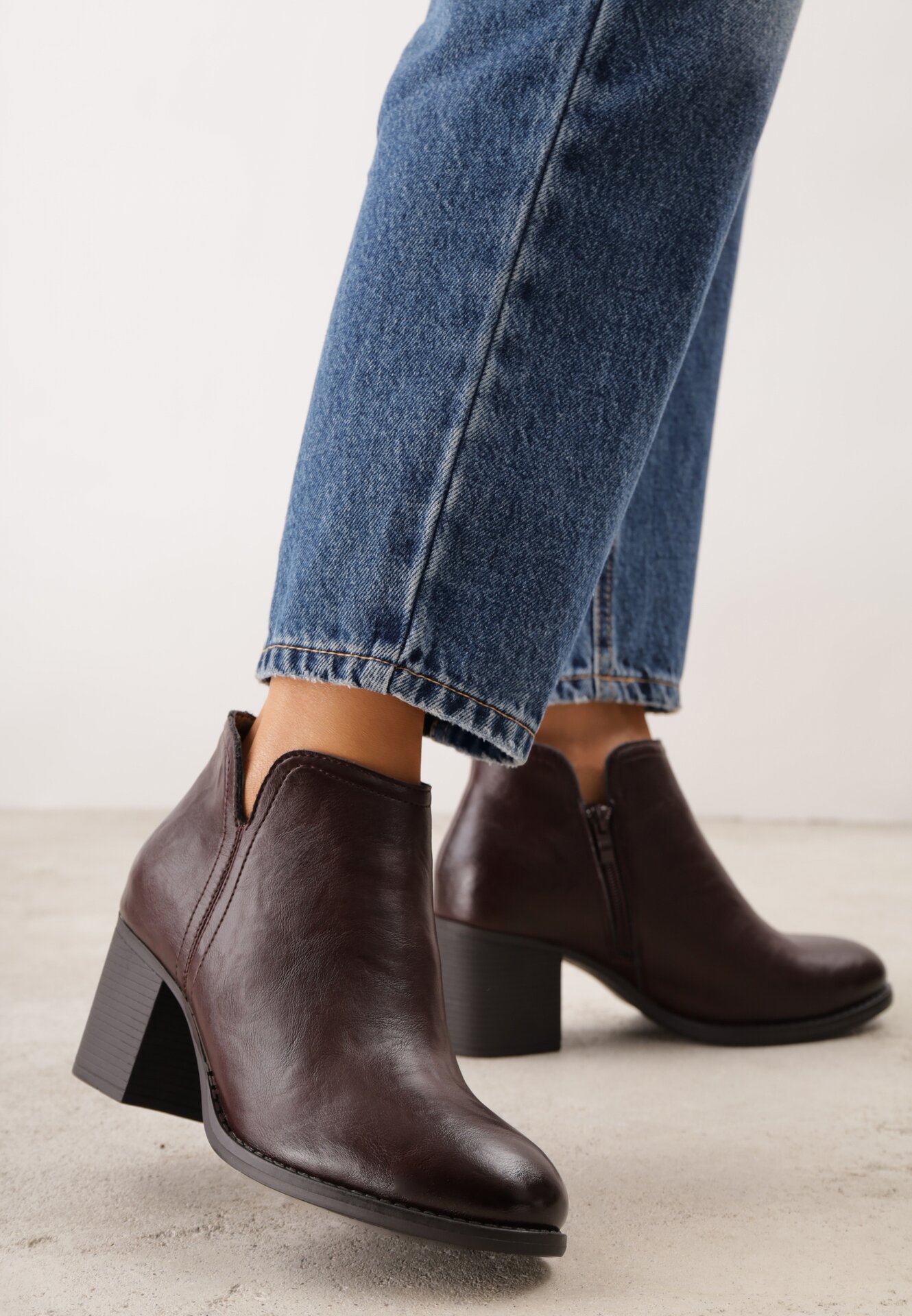 Botine cu toc gros din piele naturală, cu decupaj decorativ Elavita Bordo