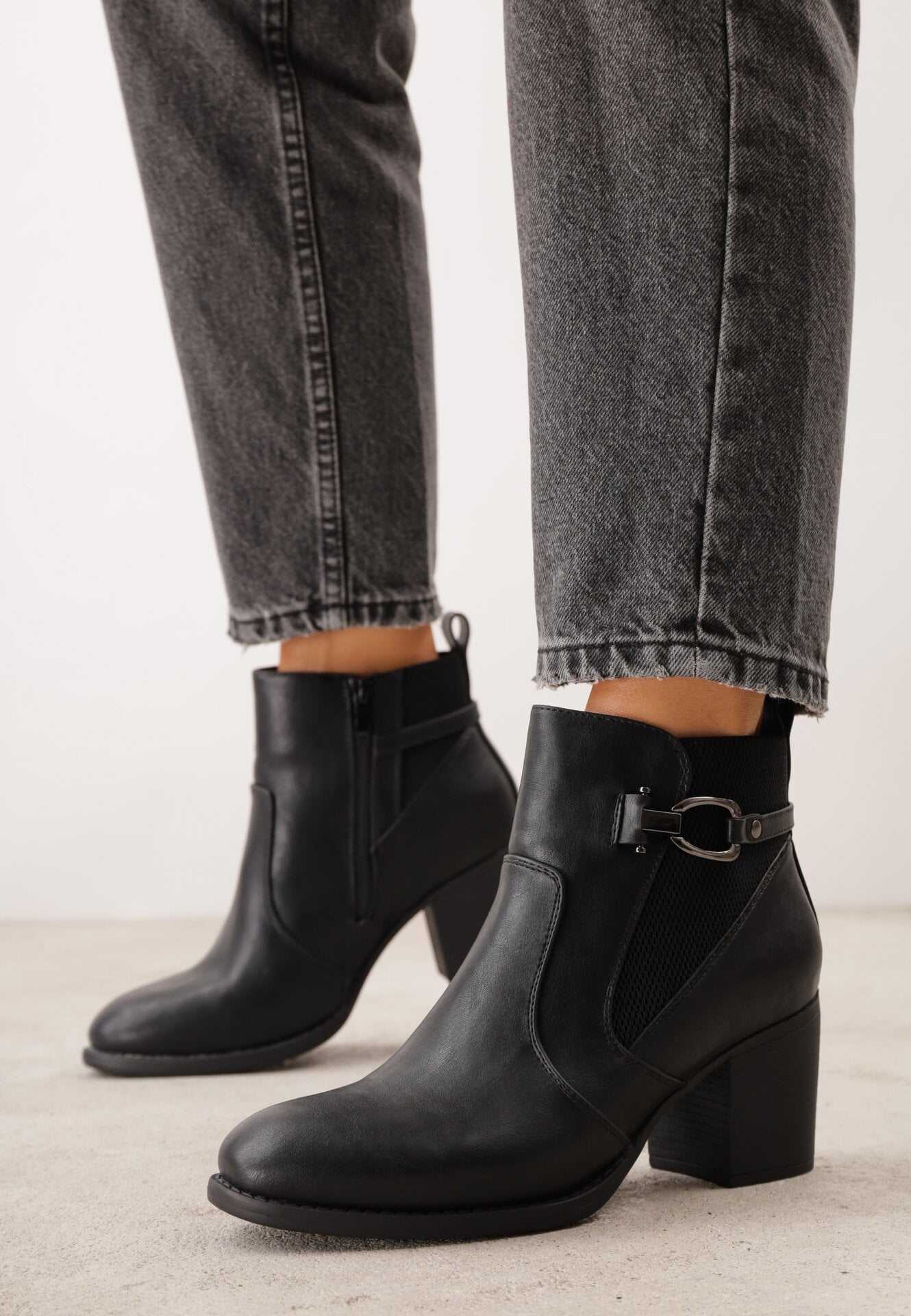Botine elegante cu toc gros, cu panou elastic și aplicație metalică Zalirna Negre