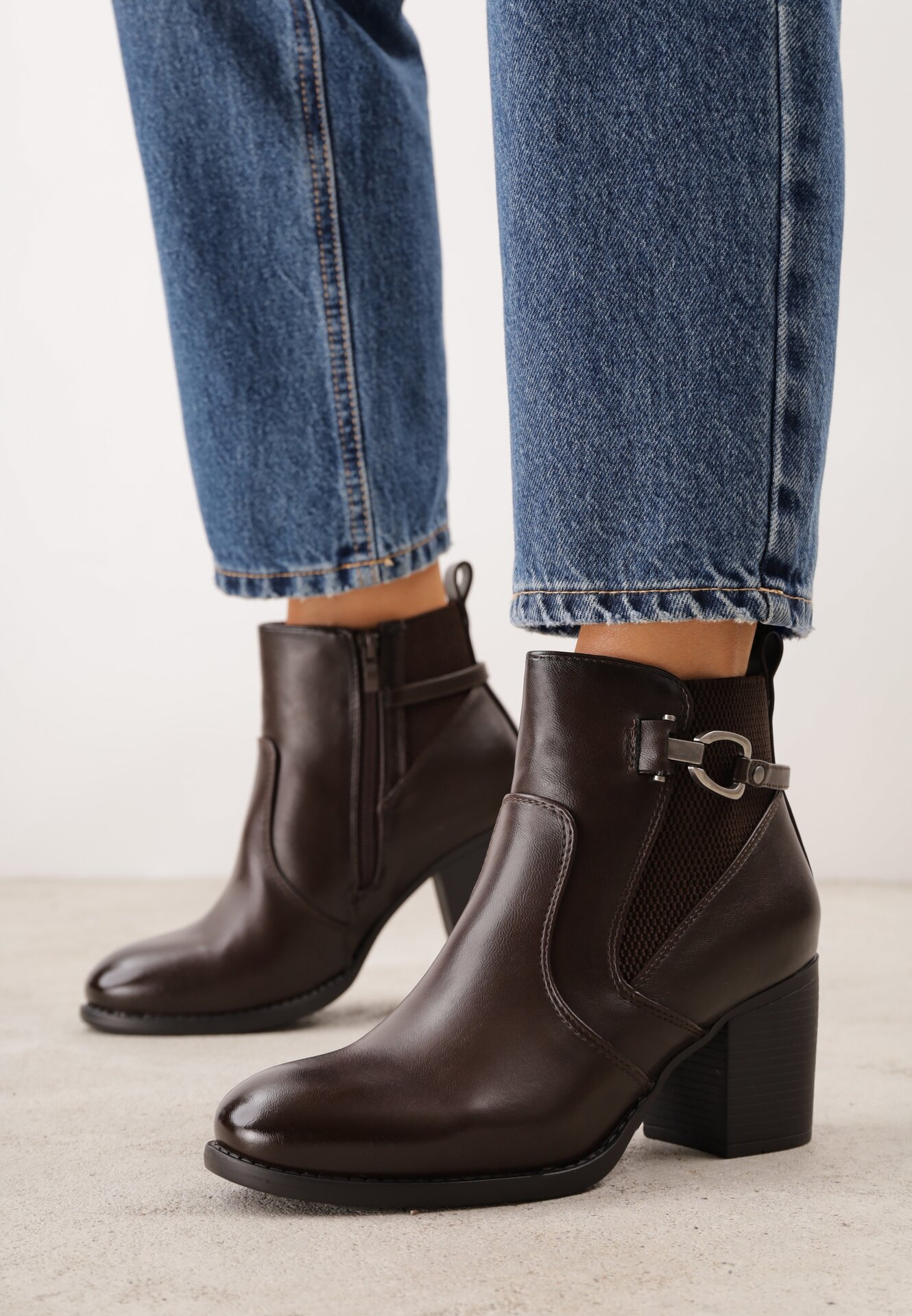 Botine elegante cu toc gros, cu panou elastic și aplicație metalică Zalirna Maro închis