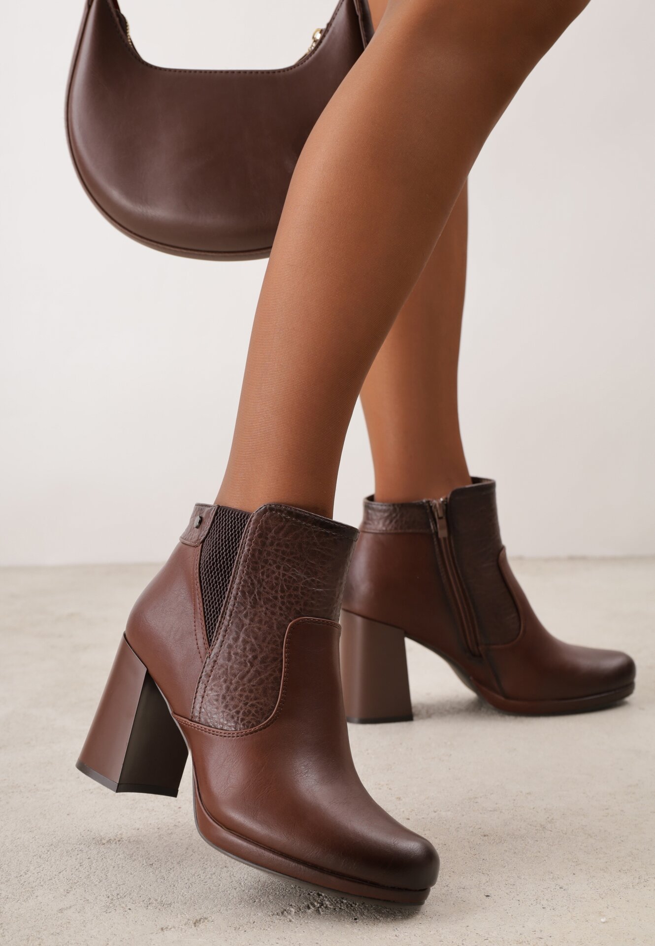 Botine cu toc bloc, inserție elastică și panouri cu textură de piele retro Cattasta Maro închis