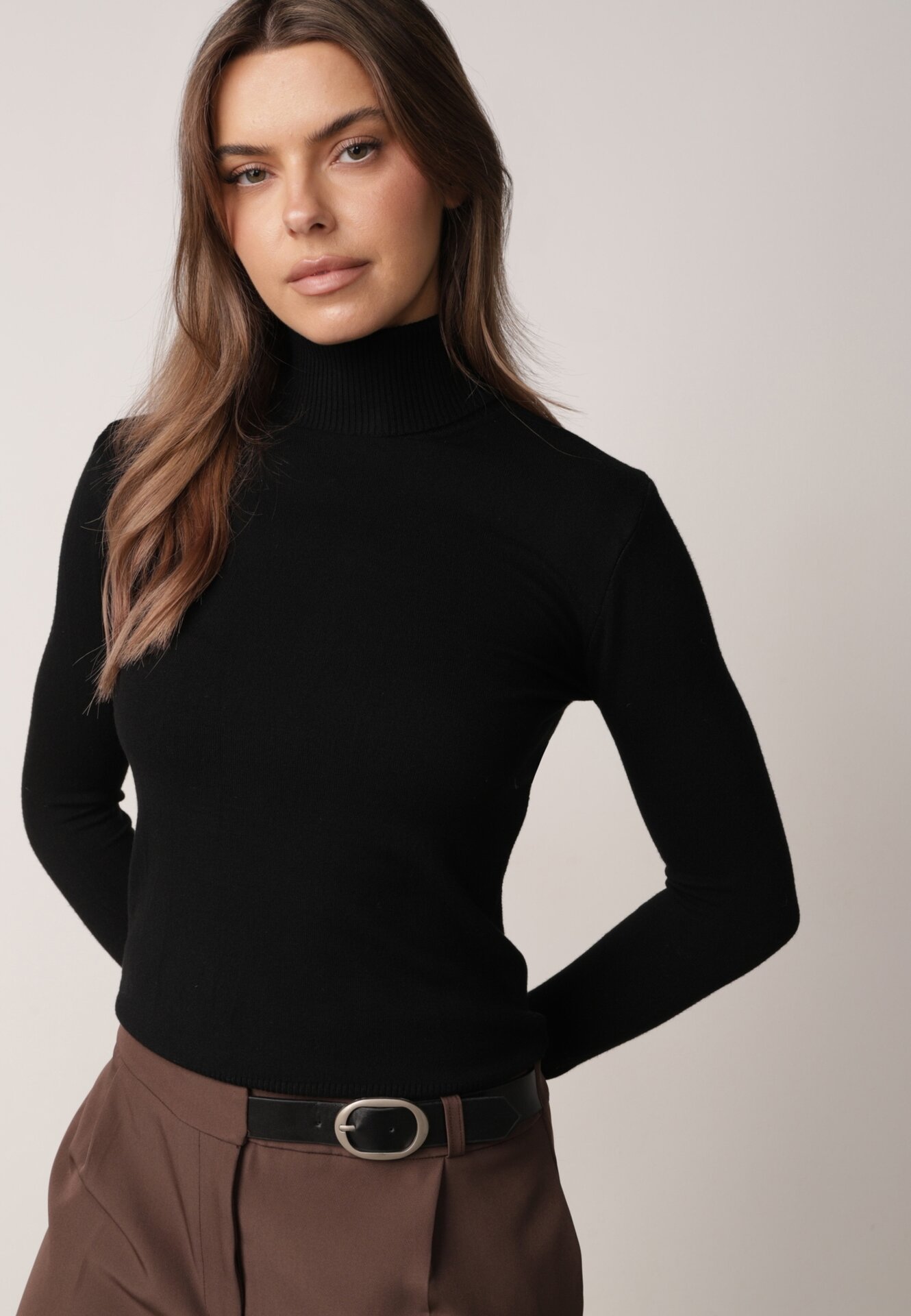 Cu guler înalt din viscoză în stil clasic Timme Negru