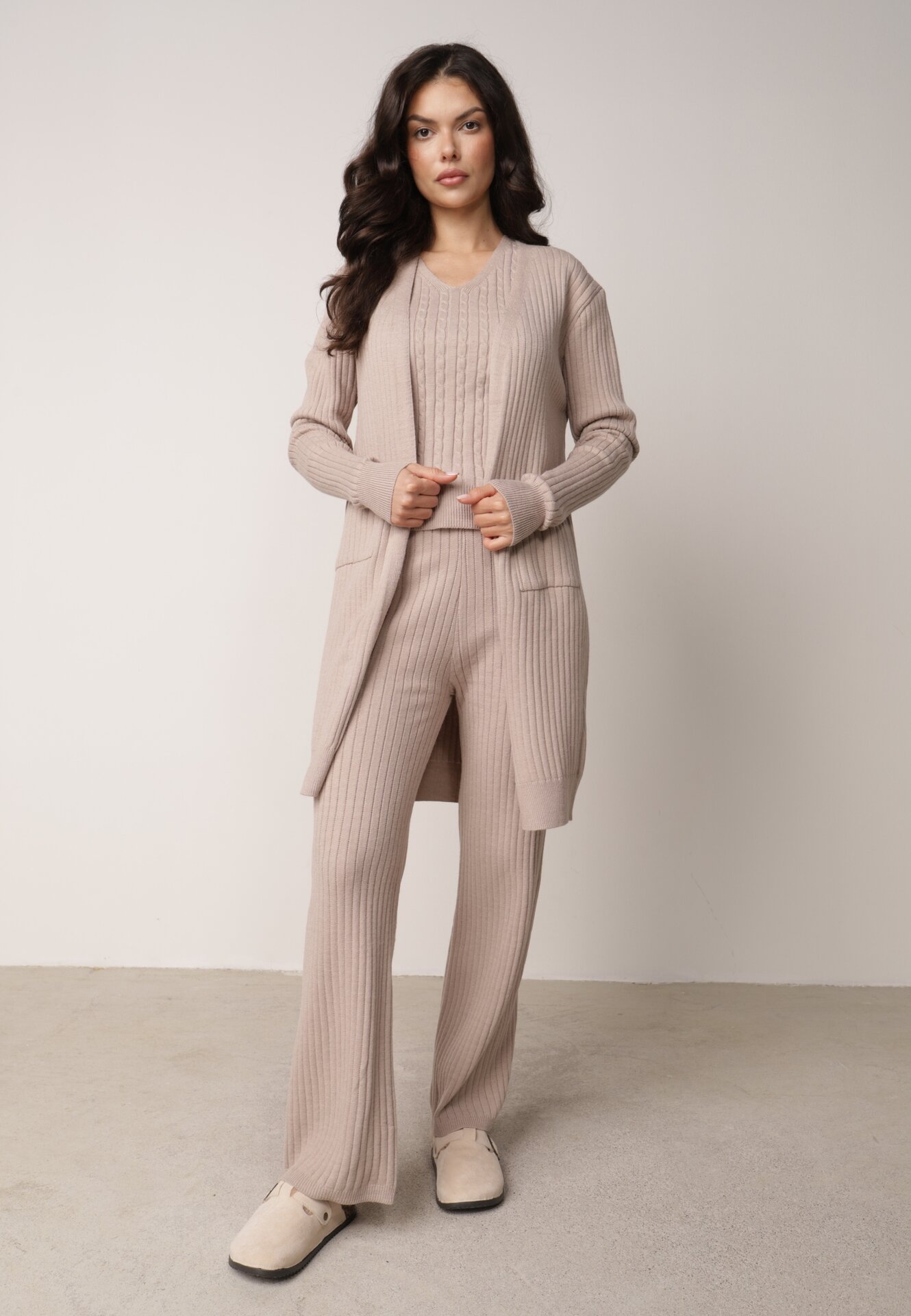 Set din tricot cu bumbac, 3 piese: cardigan, pantaloni și vestă Vordelia Bej deschis