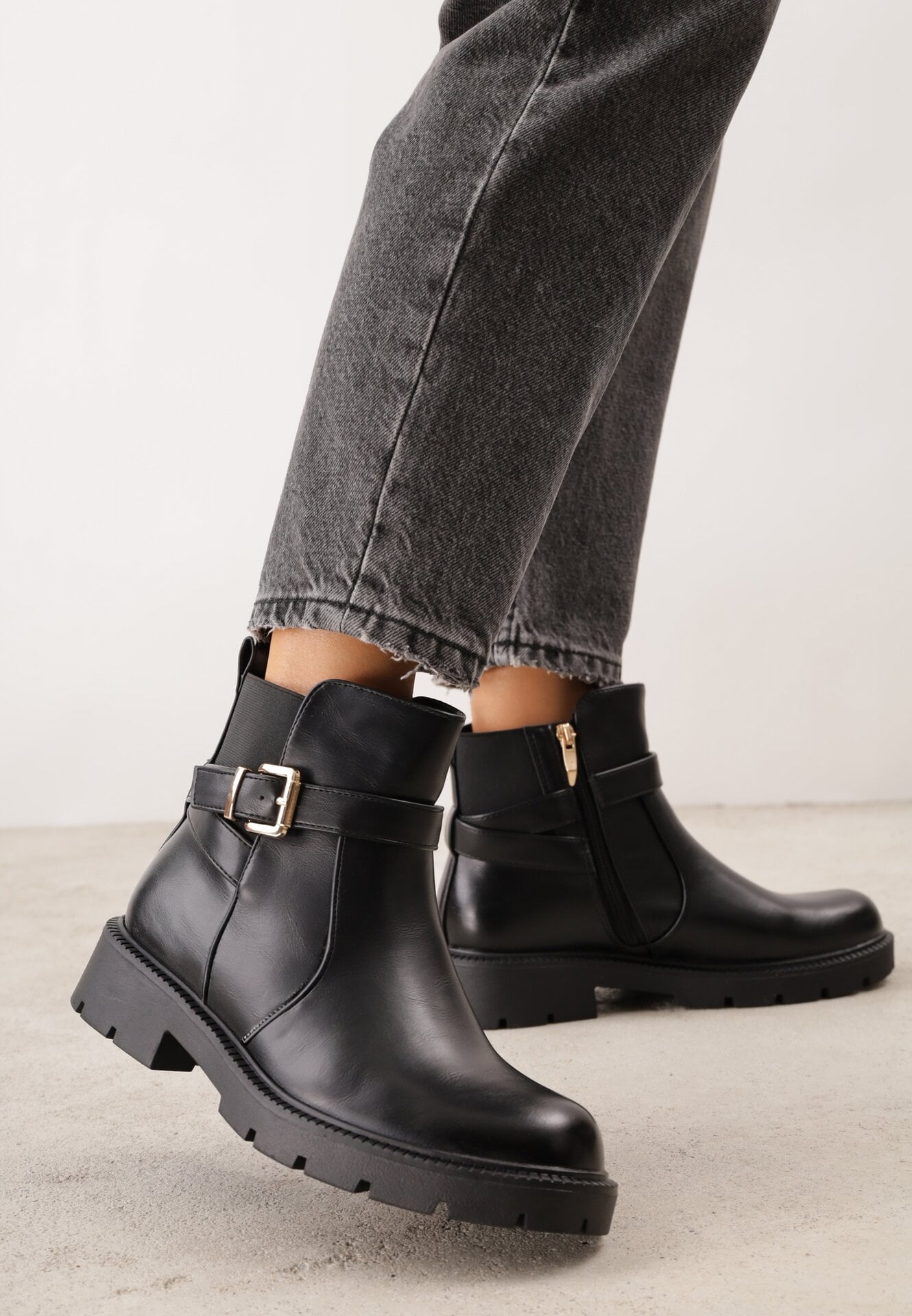 Botine cu curea cu cataramă și inserție elastică pe talpă cu profil Cerumma Negre