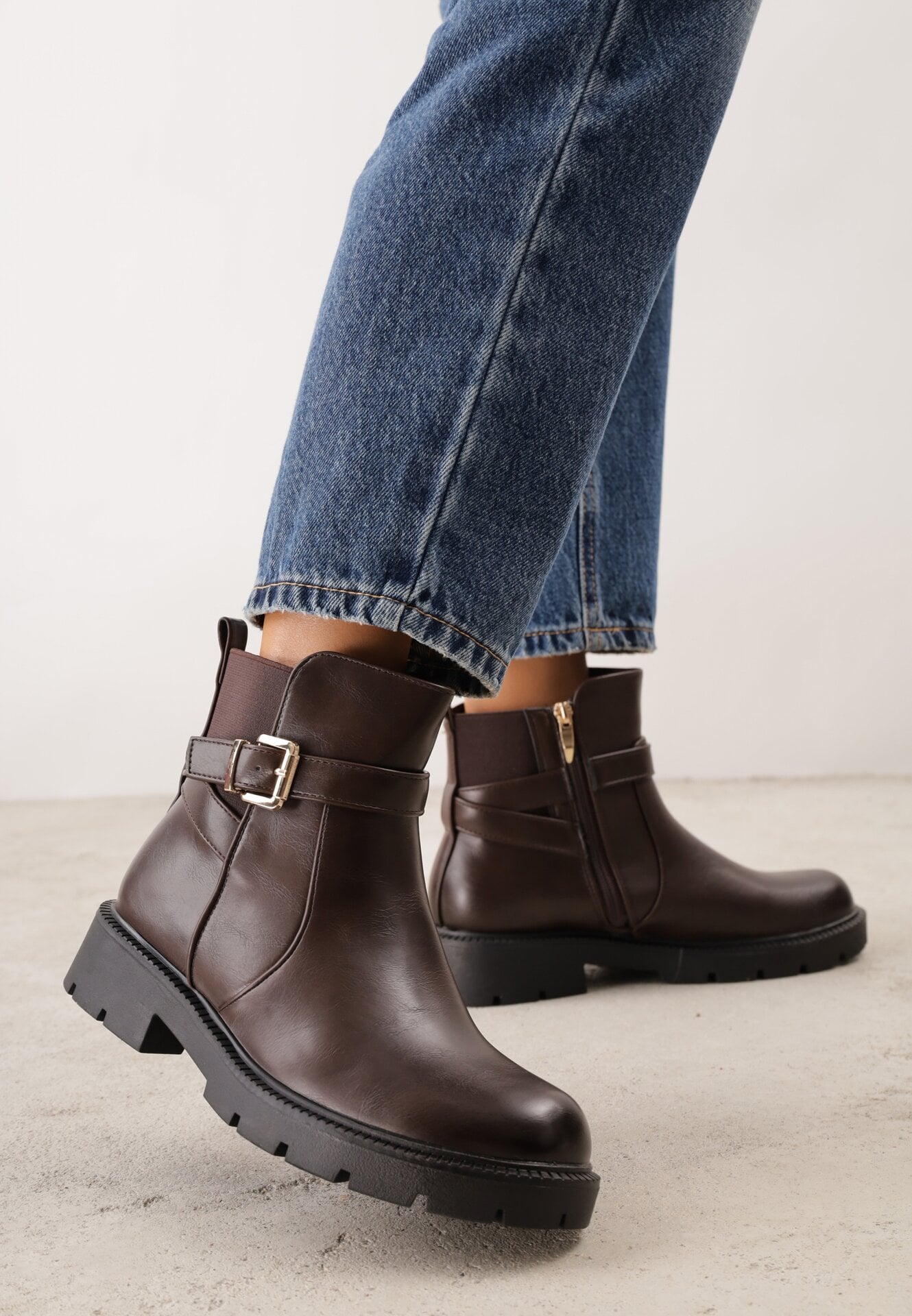 Botine cu curea cu cataramă și inserție elastică pe talpă cu profil Cerumma Maro