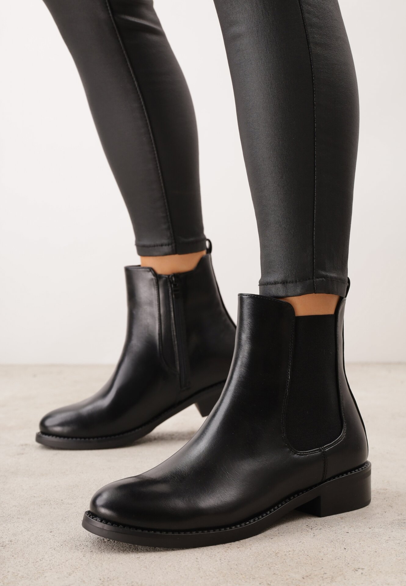Botine clasice cu talpă joasă (tip chelsea) cu inserție din material elastic Baument Negre