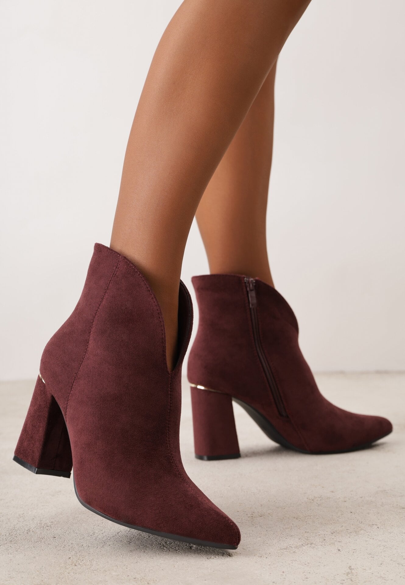 Botine elegante pe toc gros cu carâmb cu decupaj în formă de V Calvori Bordo