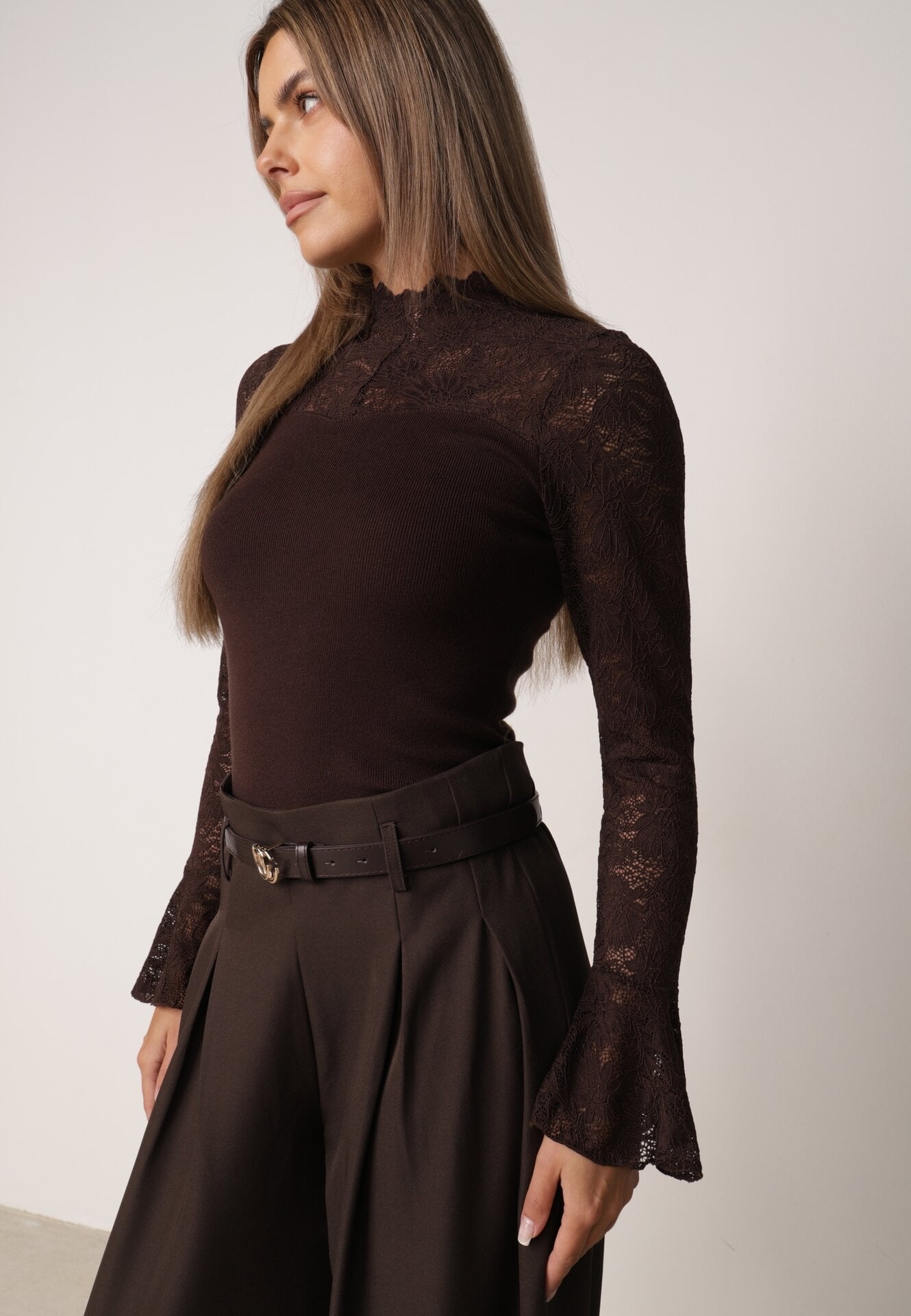 Bluză din tricot cu vâscoză, decorată cu mâneci din dantelă și guler înalt Lushra Maro