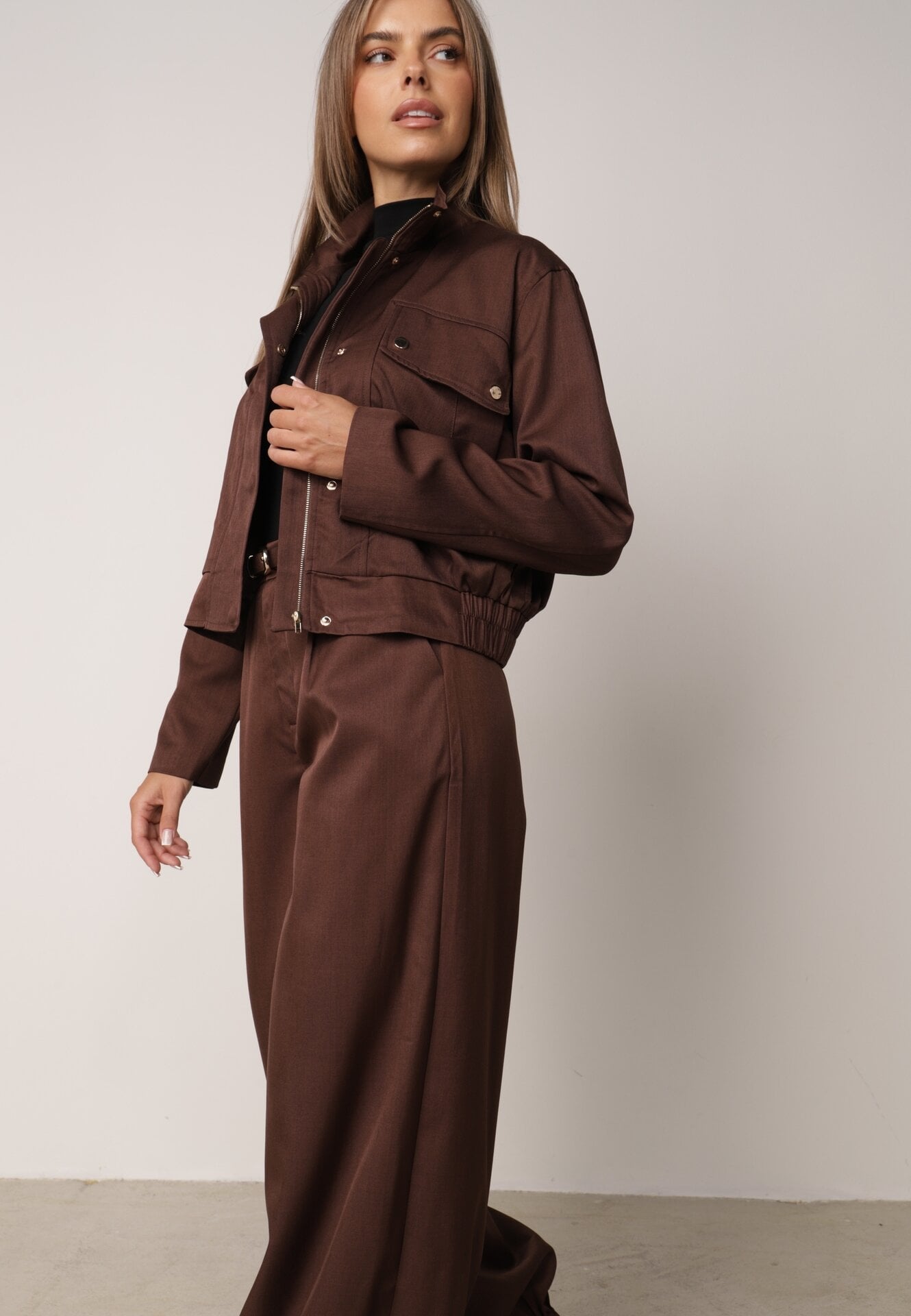 Set pantaloni Alladynki și geacă bomber cu guler tip tunică și buzunare cu capse Zapara Maro