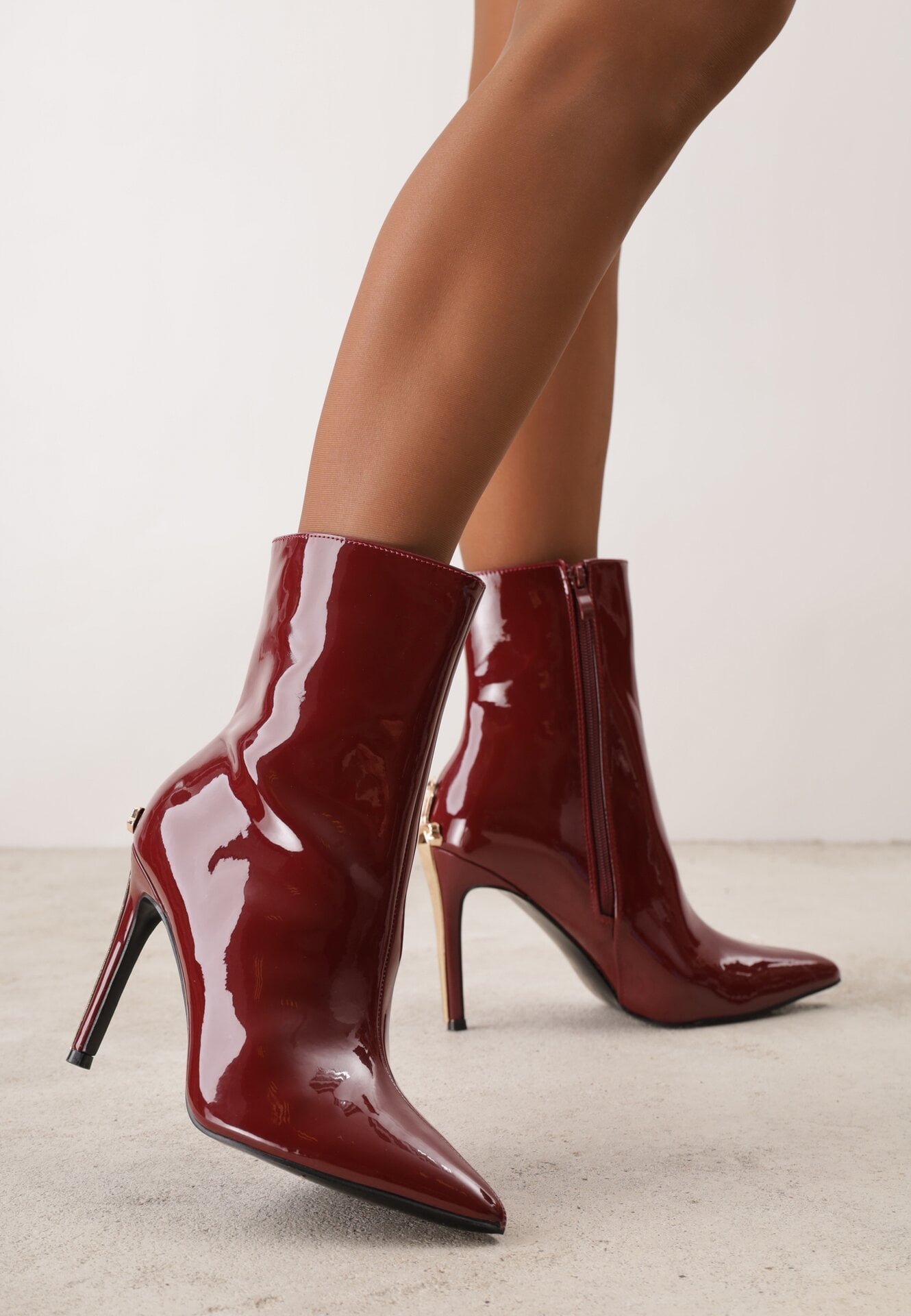 Botine cu toc cui din imitație de piele lăcuită cu ornament metalic Turtese Bordo