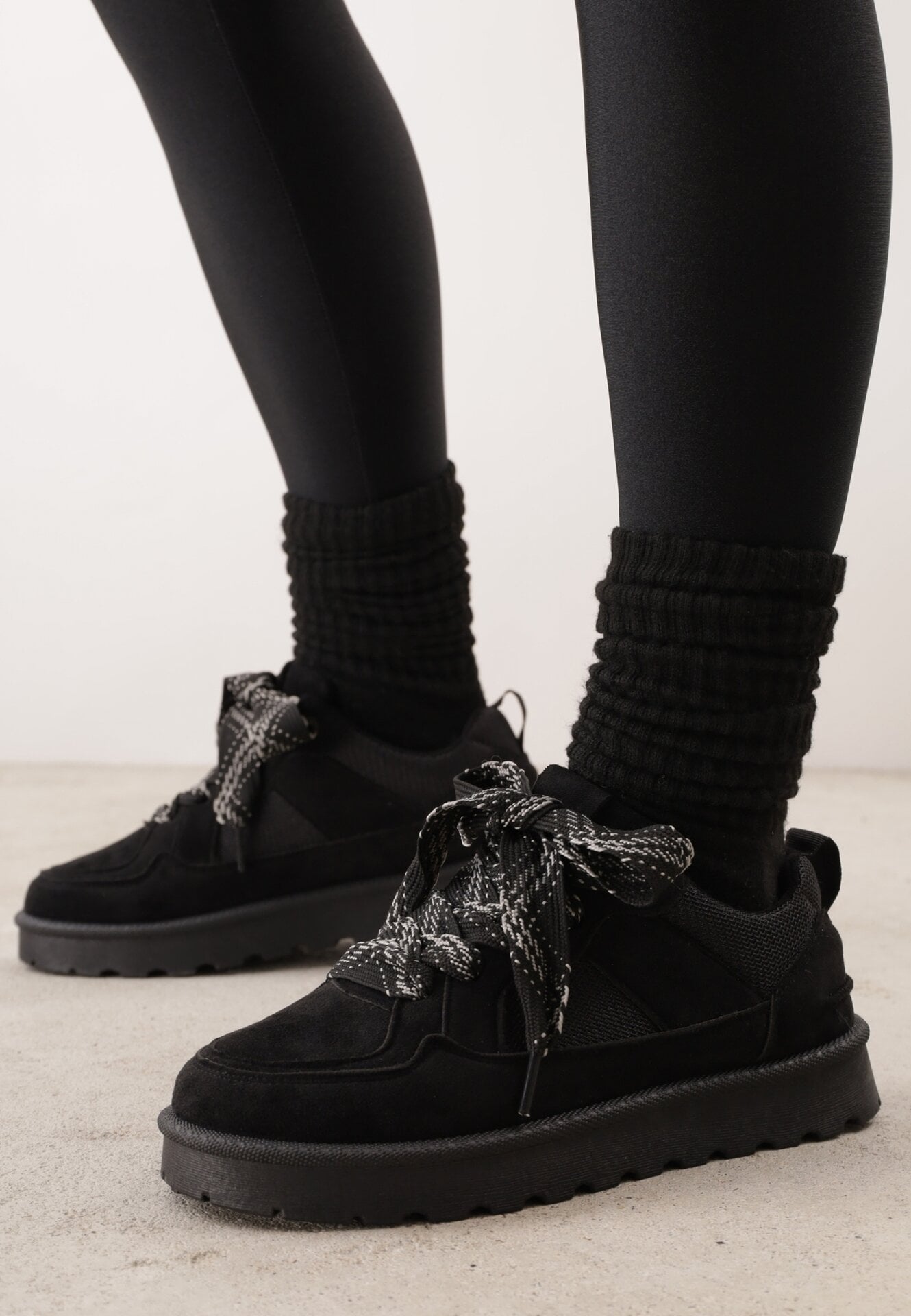 Ghete de zăpadă cu șireturi, în stil de sneakers, pe talpă cu profil Jaranti Negre