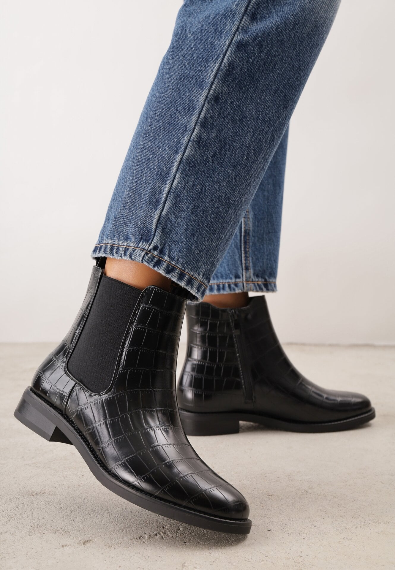 Botine cu talpă joasă (tip chelsea) cu imprimeu crocodil Inemessa Negre