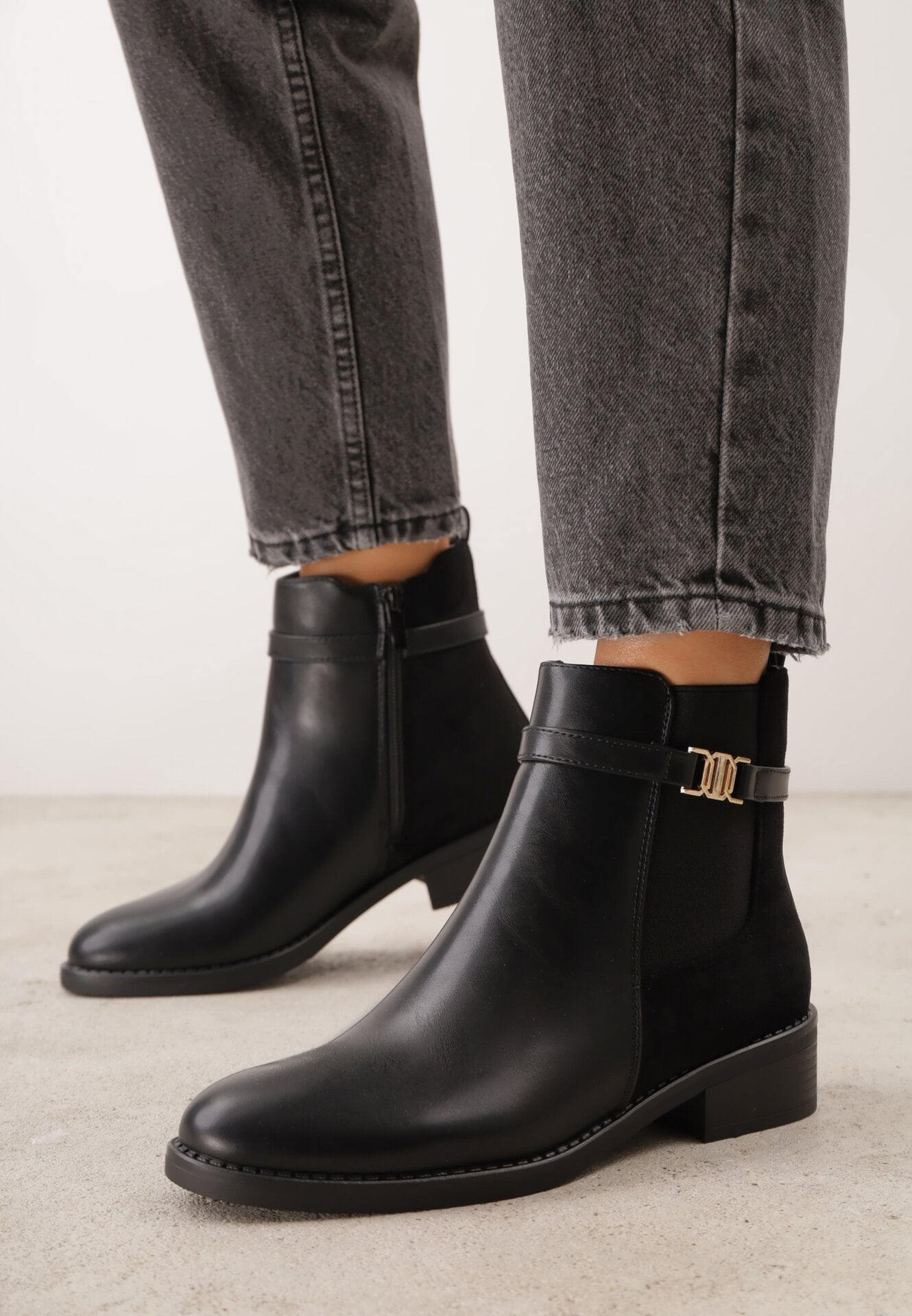 Botine elegante în stil Chelsea, cu toc plat și aplicație metalică Calenya Negre