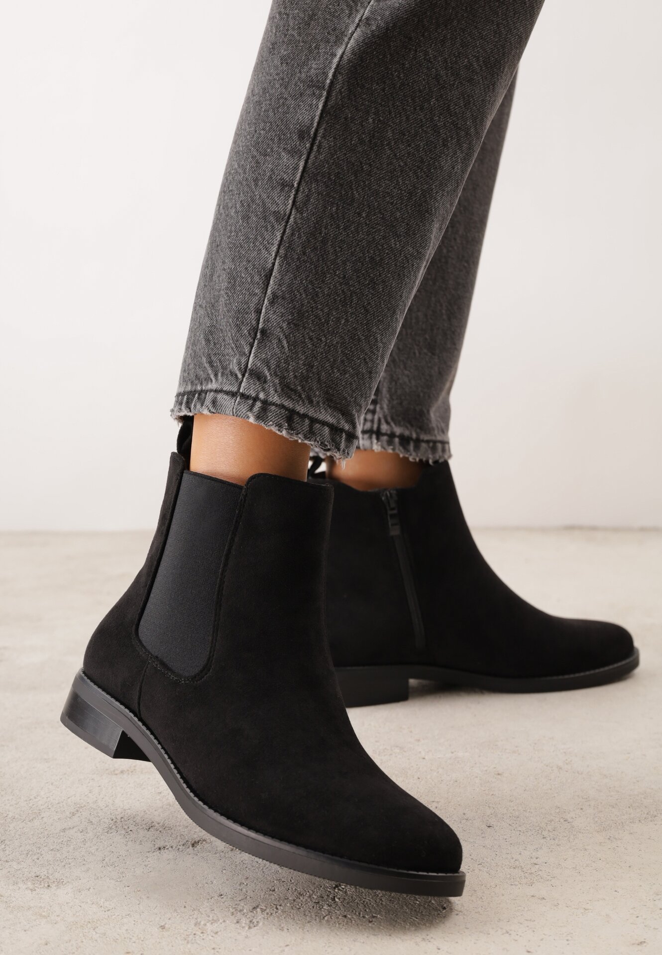 Botine cu talpă joasă (tip chelsea) cu panouri elastice Ariselle Negre