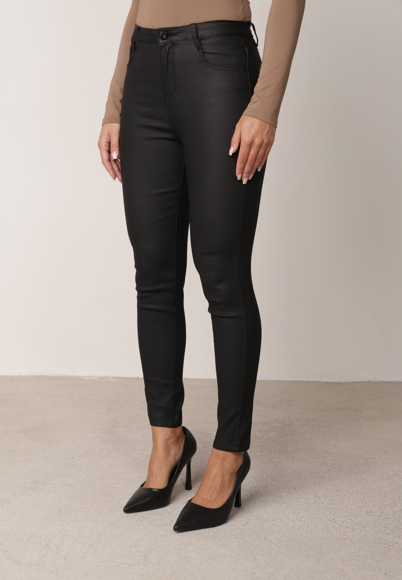 Pantaloni Slim fit cu finisaj cerat Zirette Negri