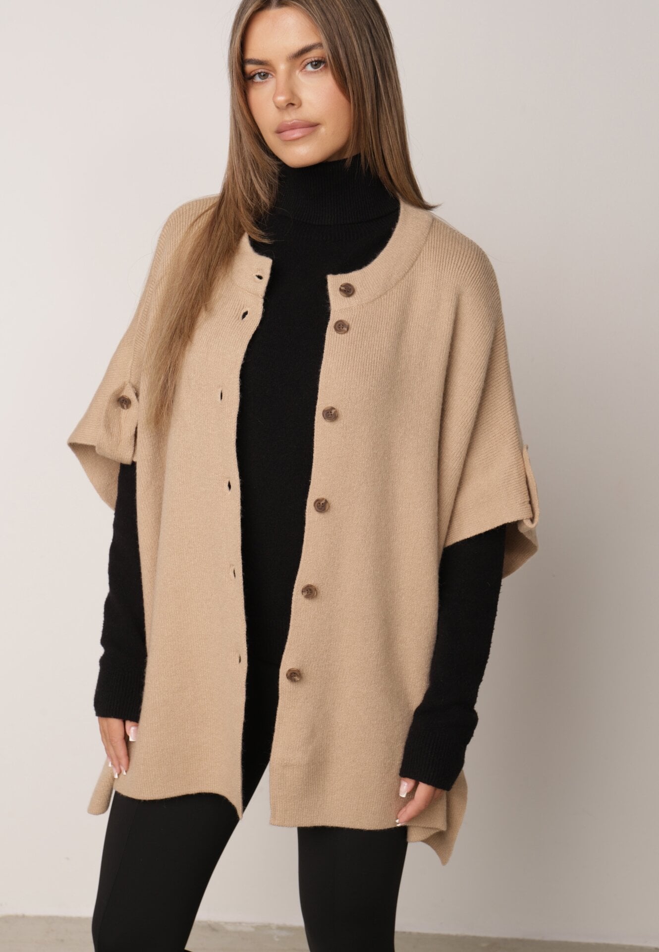 Poncho tricotat cu nasturi, croială oversize, cu mânecă scurtă Fluorie Bej