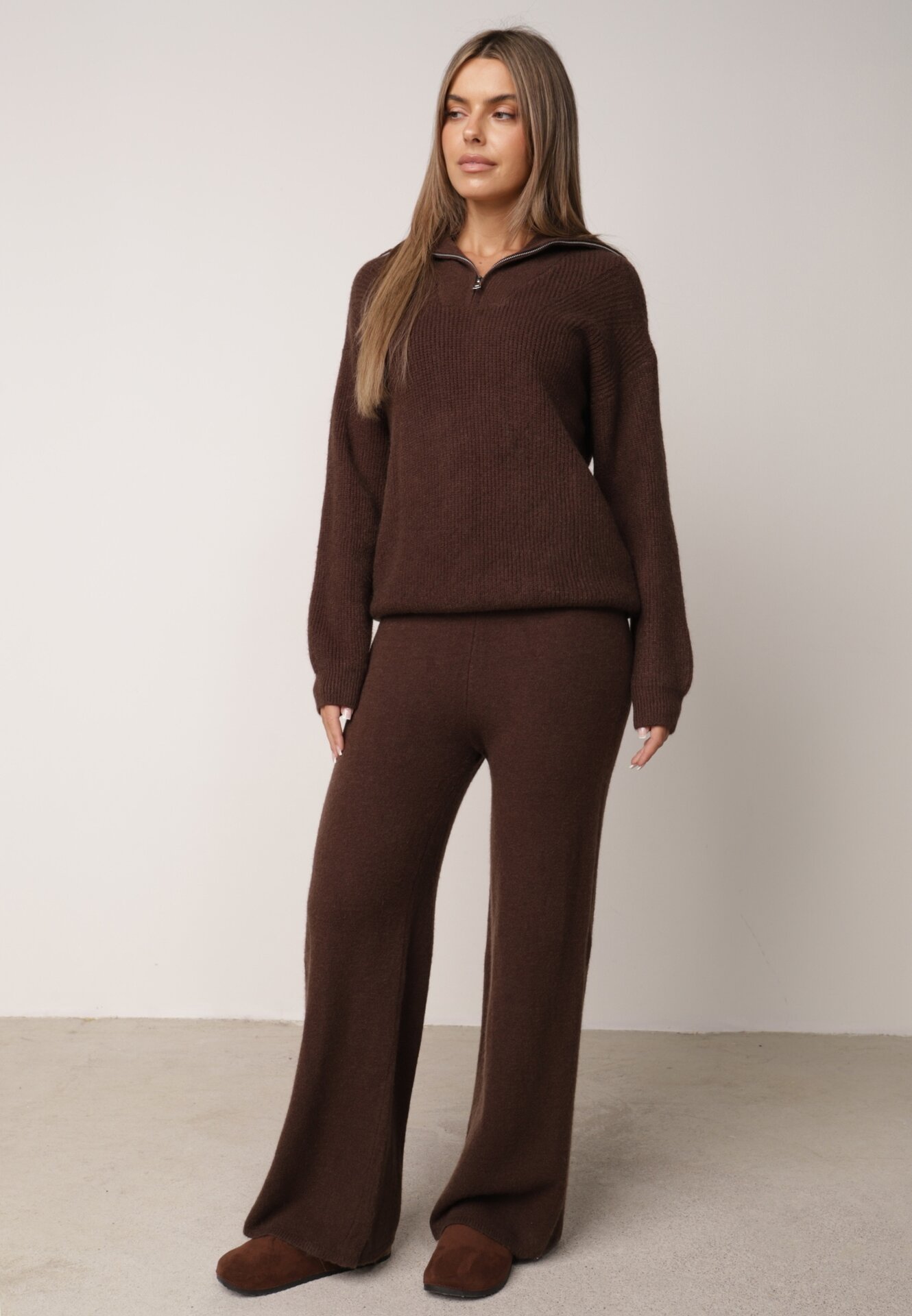 Set din tricot cu cu guler înalt și pantaloni cu croială dreaptă Leretia Maro