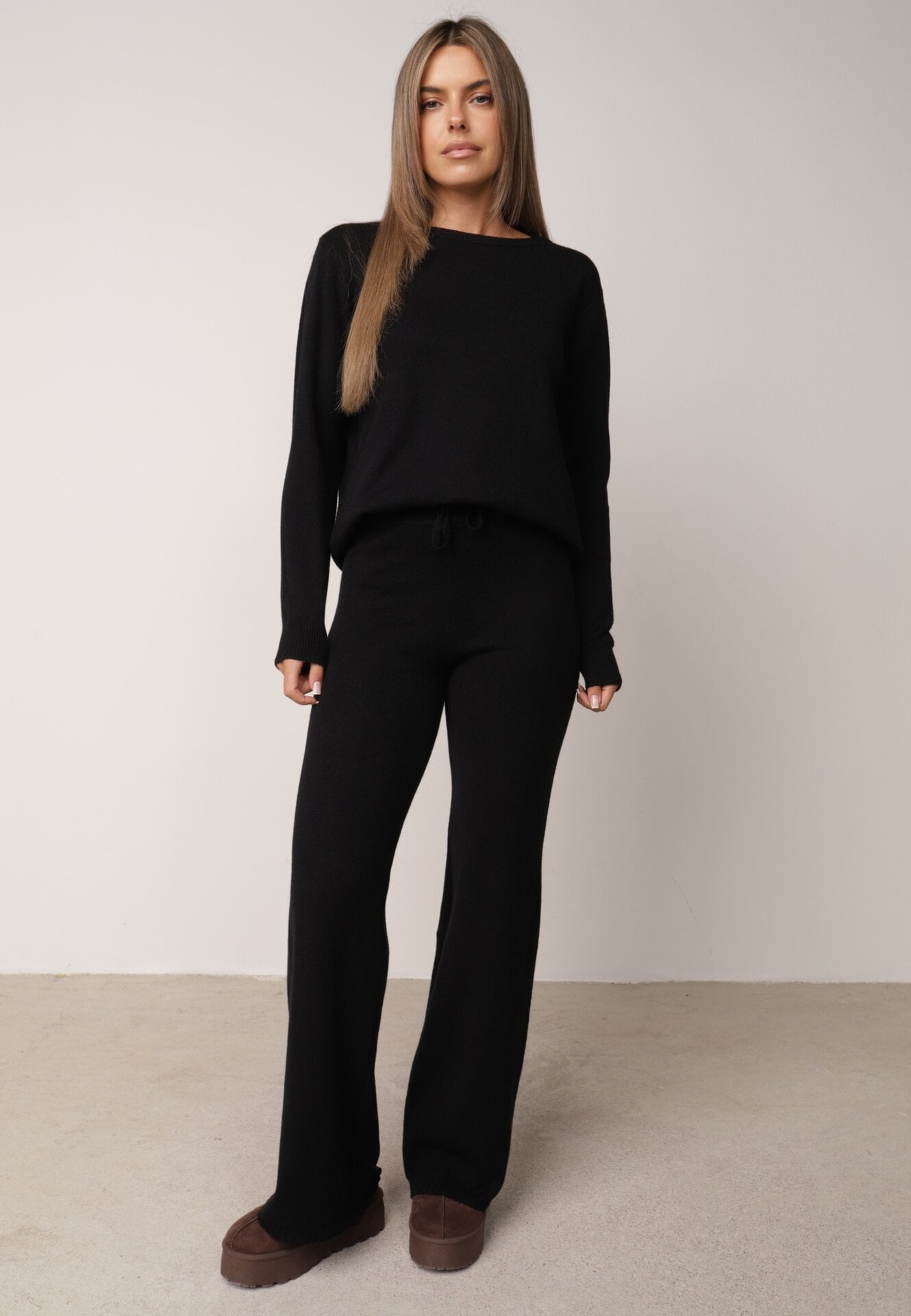 Set tricotat: bluză și pantaloni cu croială dreaptă, în talie elastică, cu vâscoză Lirette Negru