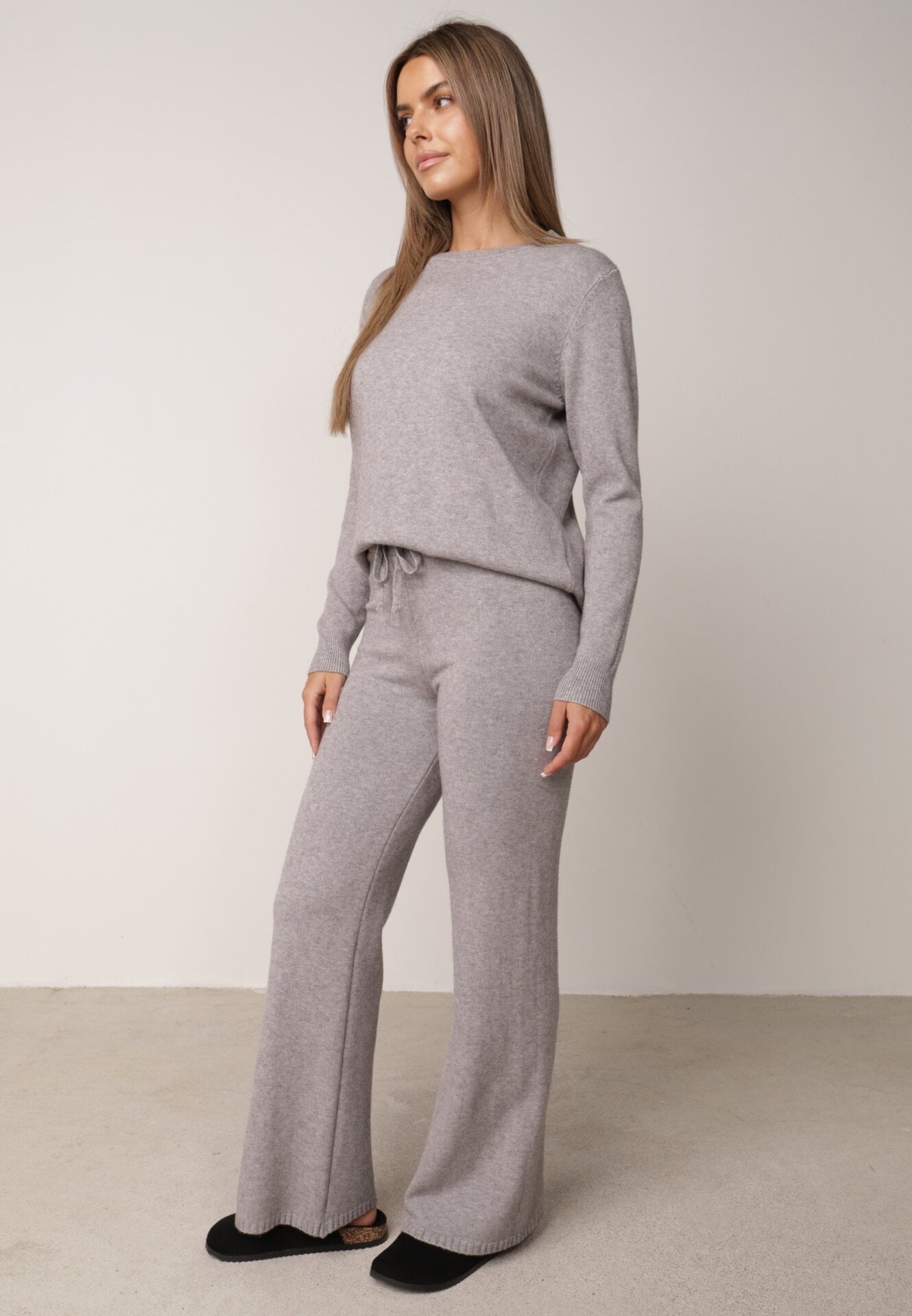 Set tricotat: bluză și pantaloni cu croială dreaptă, în talie elastică, cu vâscoză Lirette Gri
